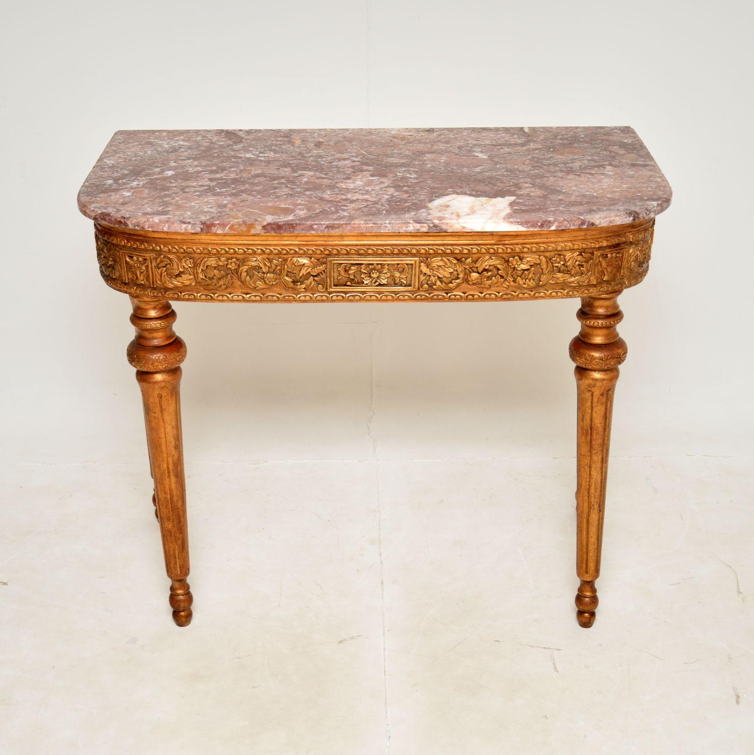 Magnifique console ancienne en bois doré avec un plateau en marbre. Il a été fabriqué en France et je le daterais de la période 1900-1920.

Il est d'une qualité exceptionnelle et est extrêmement impressionnant. Il est de grande taille, le cadre en