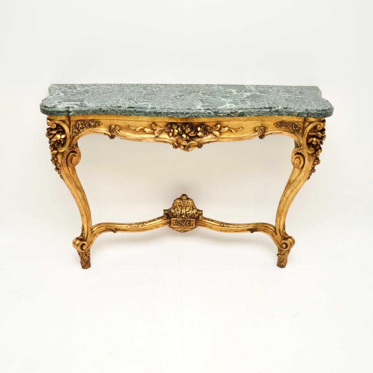 Impresionante consola francesa antigua con tapa de mármol y madera dorada de la más alta calidad, que data aproximadamente del periodo 1890-1910.

Es de magnífica calidad, se apoya en dos patas delanteras y necesita fijarse a una pared para estar