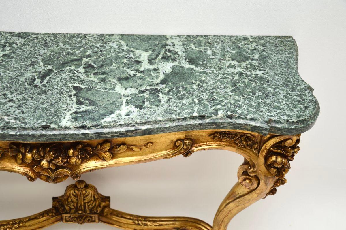 Consola de madera dorada francesa antigua con tapa de mármol Luis XVI en venta