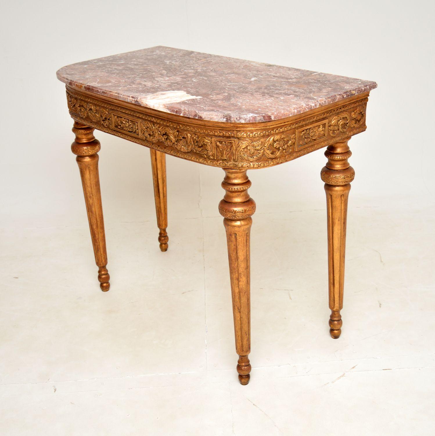 Français Ancienne table console française en bois doré avec plateau en marbre en vente