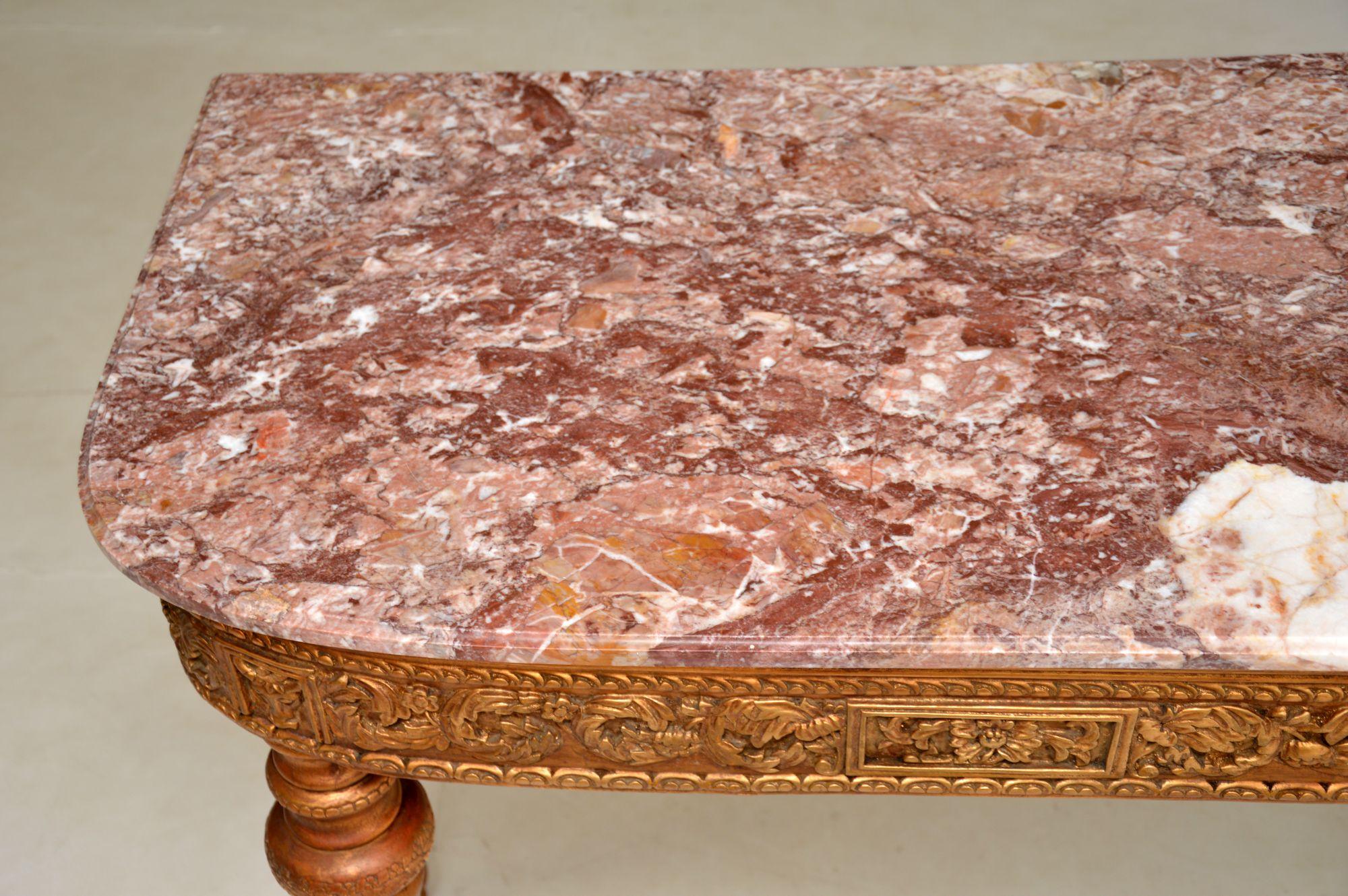 Ancienne table console française en bois doré avec plateau en marbre Bon état - En vente à London, GB