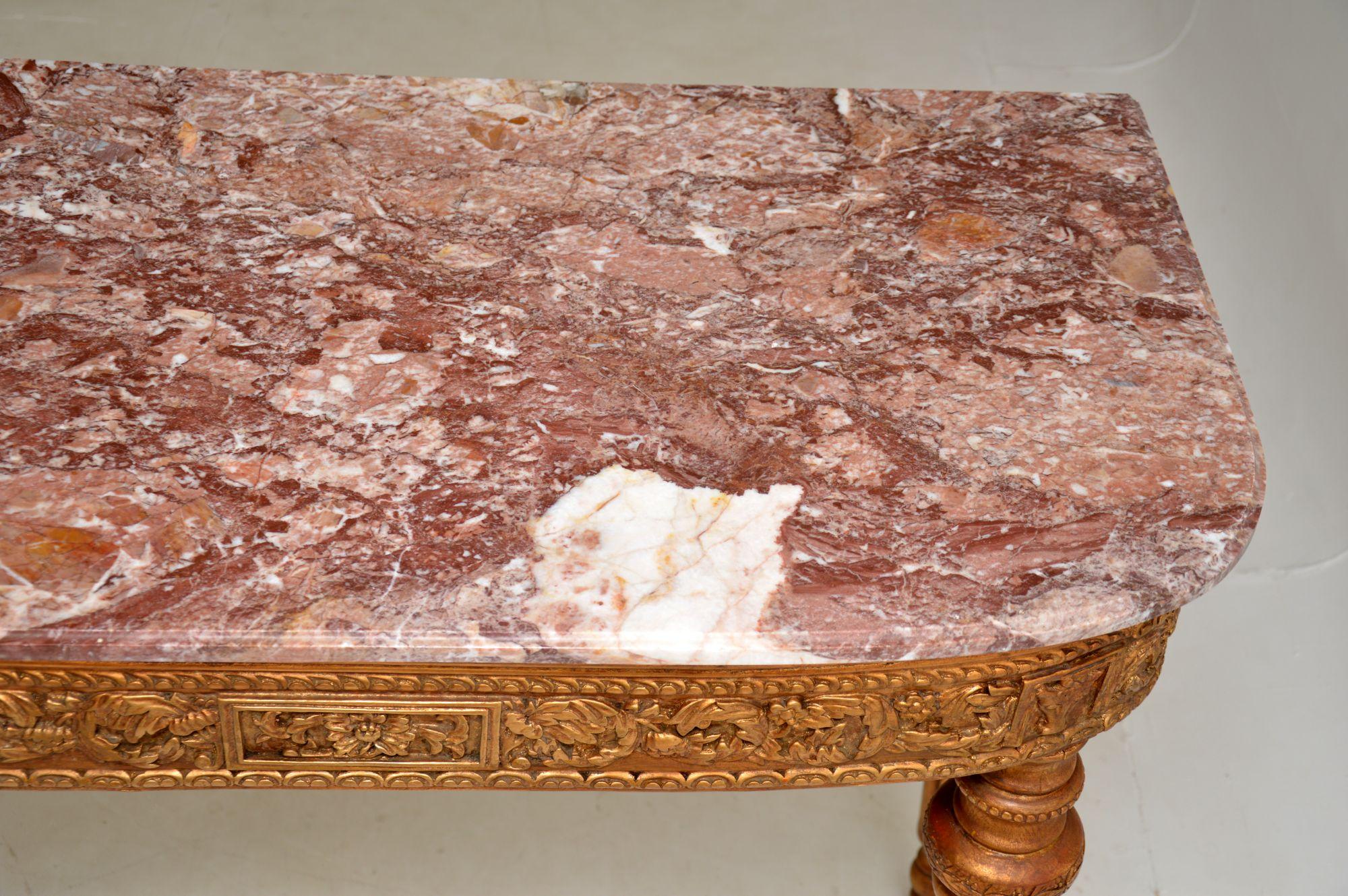 Début du 20ème siècle Ancienne table console française en bois doré avec plateau en marbre en vente