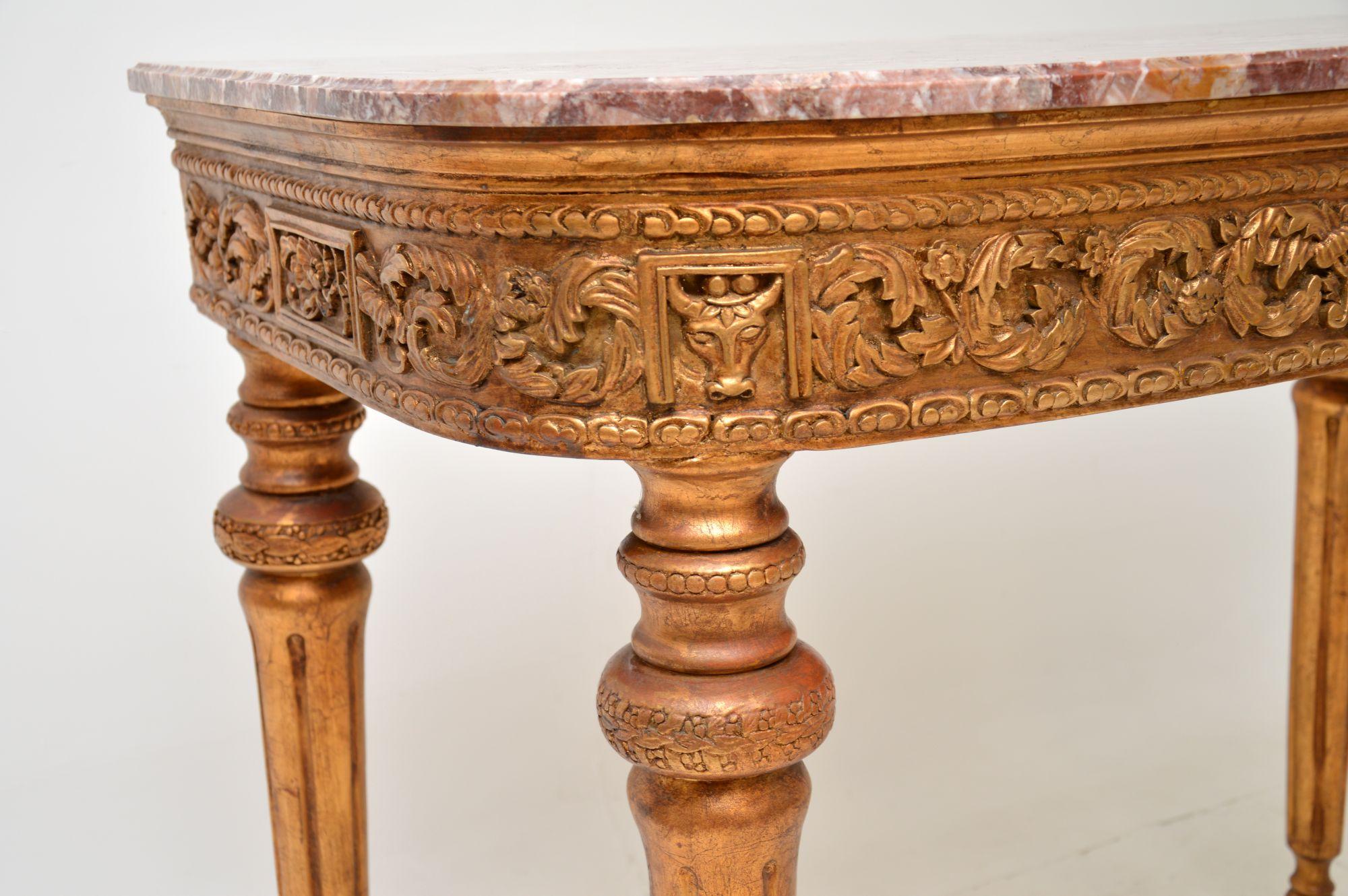 Marbre Ancienne table console française en bois doré avec plateau en marbre en vente