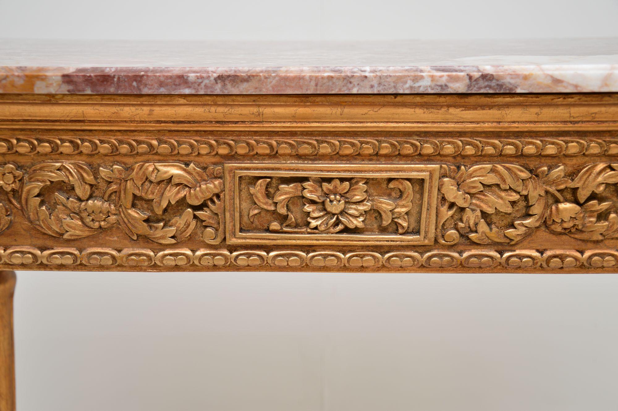 Ancienne table console française en bois doré avec plateau en marbre en vente 1