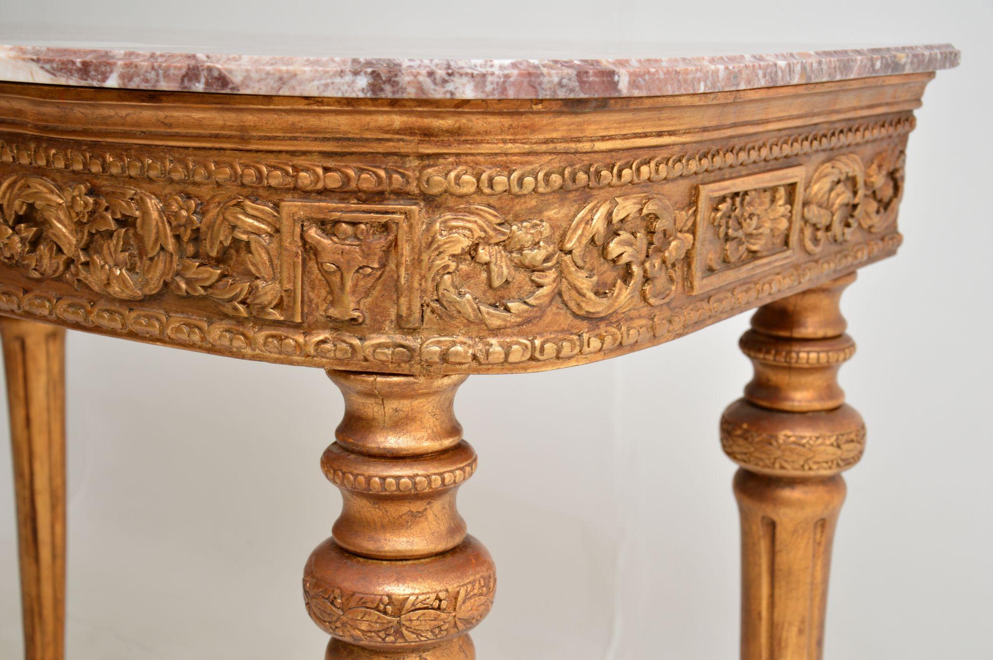 Ancienne table console française en bois doré avec plateau en marbre en vente 2