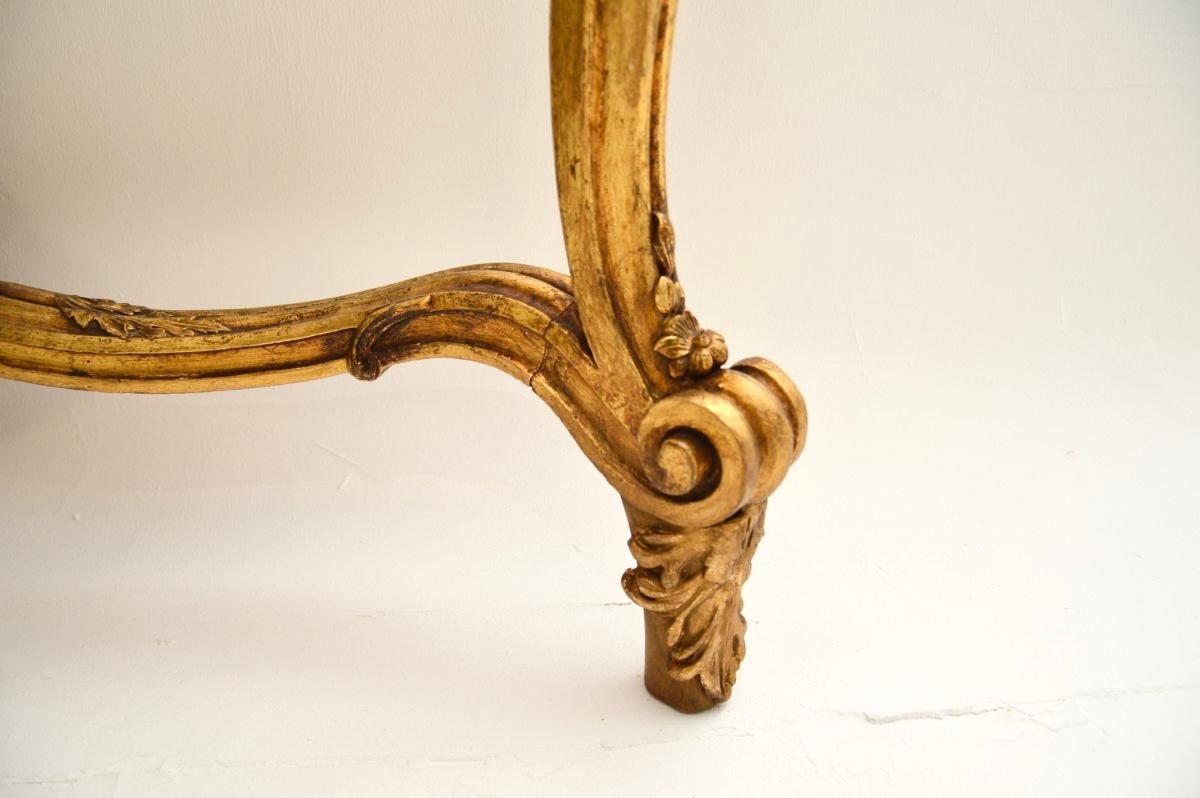 Consola de madera dorada francesa antigua con tapa de mármol en venta 2