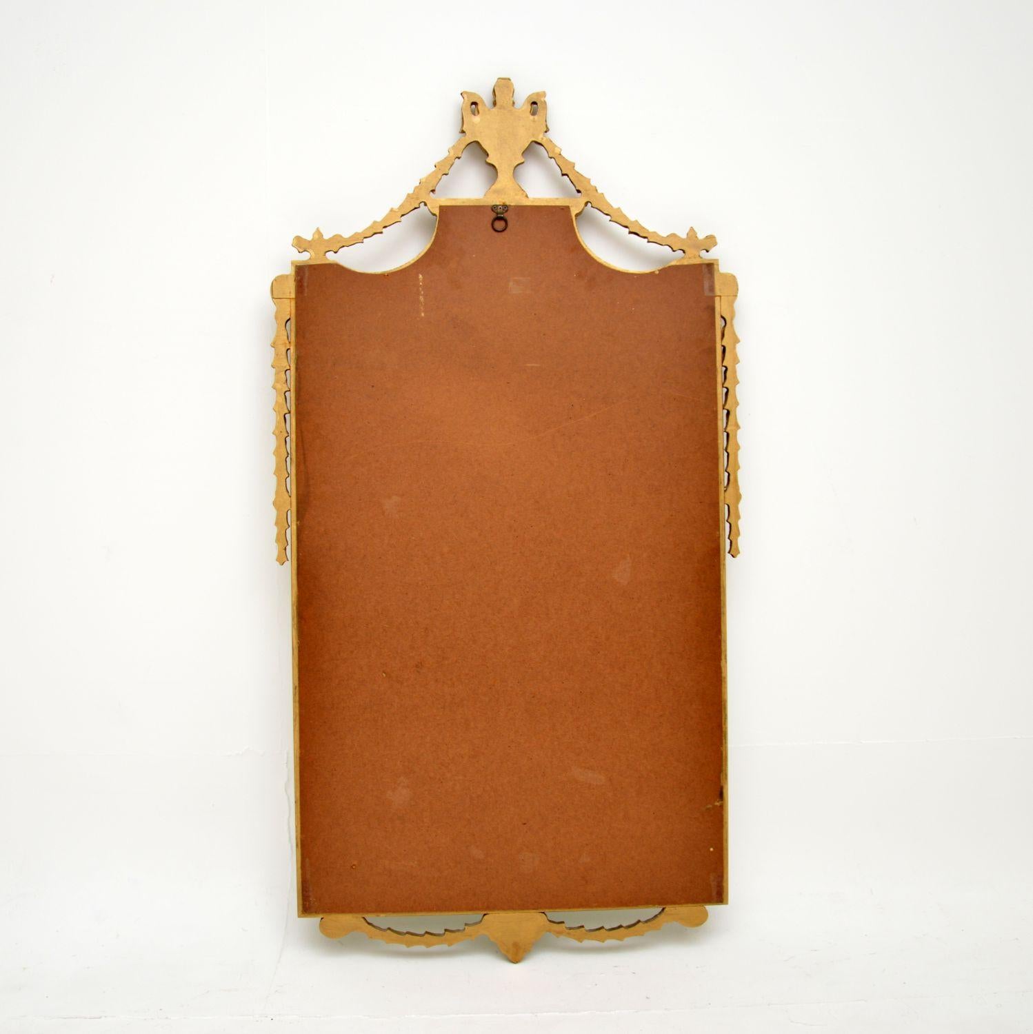 Magnifique miroir ancien en bois doré. Fabriqué en France, il date des années 1950.

La qualité est excellente, elle est faite d'une combinaison de bois doré et de gesso. Le cadre est orné de fins détails et la dorure a acquis une belle patine. Le
