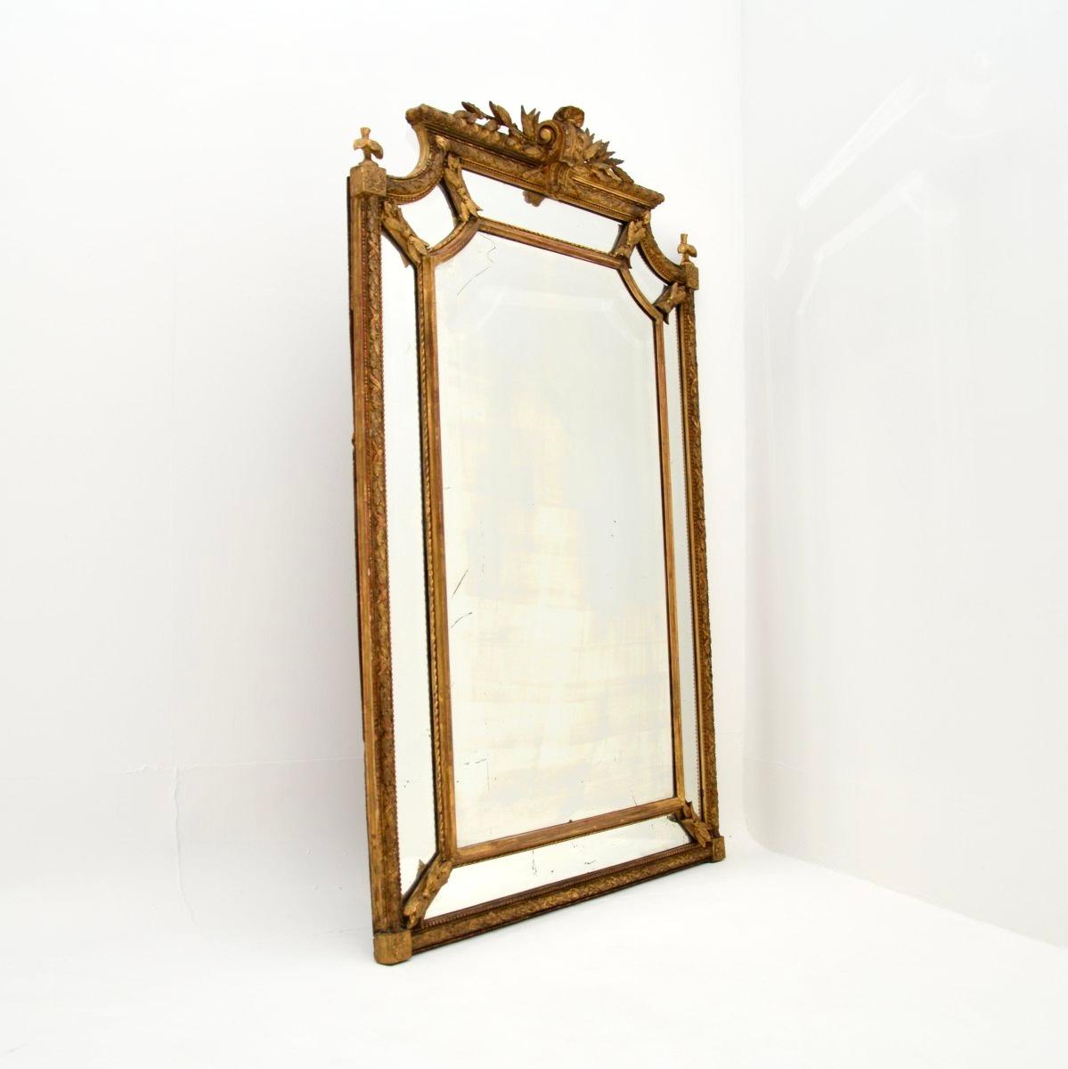 Un bellissimo specchio d'epoca francese in legno dorato, estremamente ben fatto, risalente al periodo 1880-1900 circa.

La qualità è eccezionale: si tratta di un mix di legno massiccio e gesso, con una splendida finitura dorata intorno allo specchio
