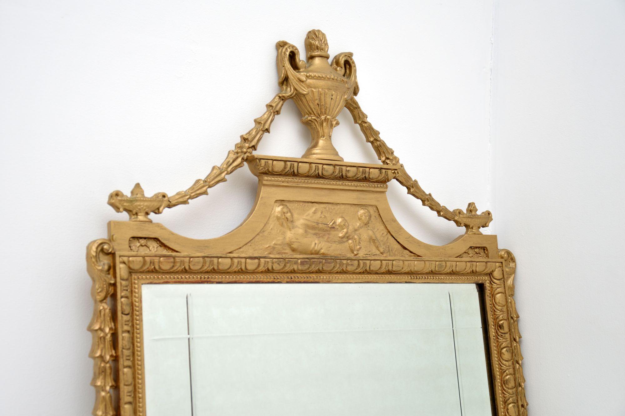 Néoclassique Miroir ancien français en bois doré en vente