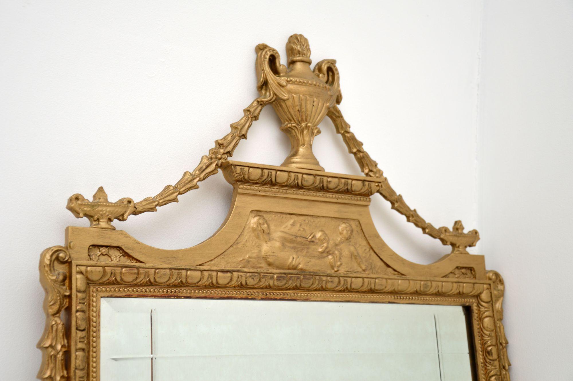 Français Miroir ancien français en bois doré en vente