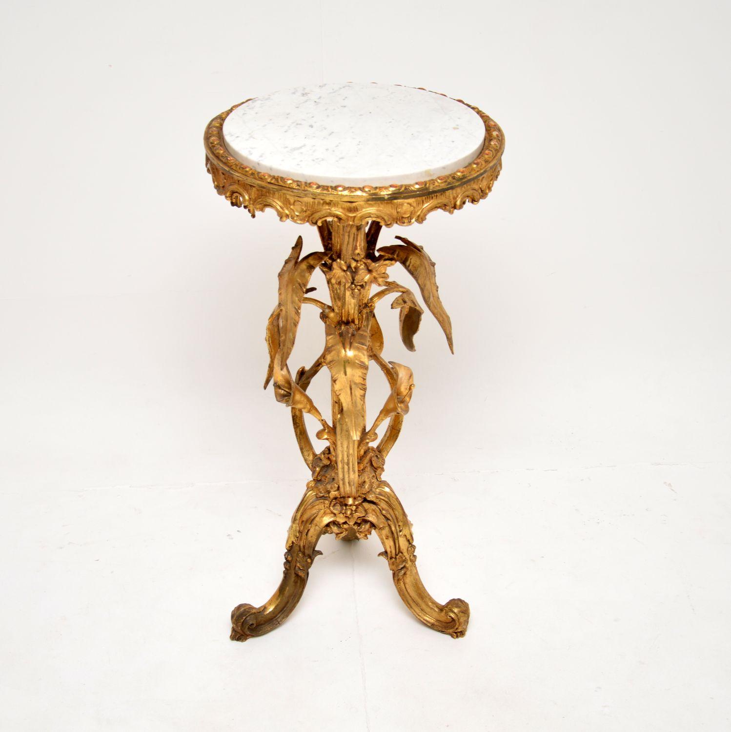 Magnifique et très ancienne table d'appoint en bois doré à plateau de marbre. Nous pensons qu'il a été fabriqué en France et qu'il date des années 1820-1840, mais il est très difficile de le dater exactement, car il est tellement unique.

Il est