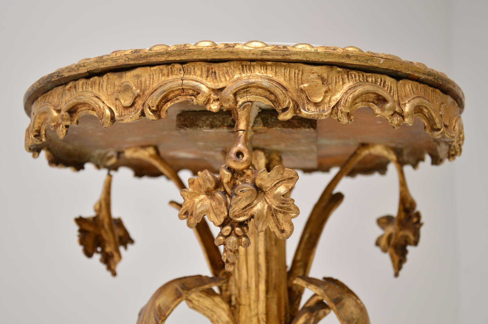 Marbre Table d'appoint ancienne en bois doré français en vente