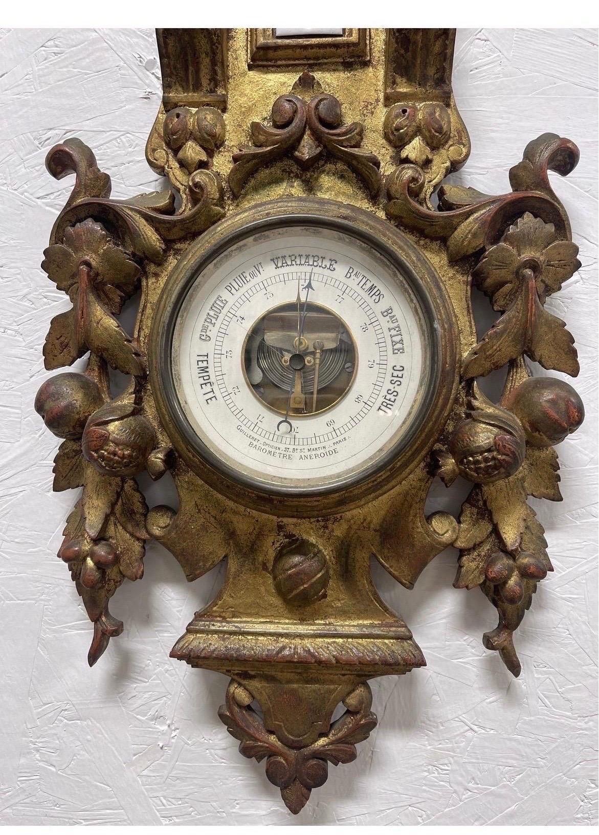 Ancien thermomètre / baromètre mural en bois doré français en vente 1