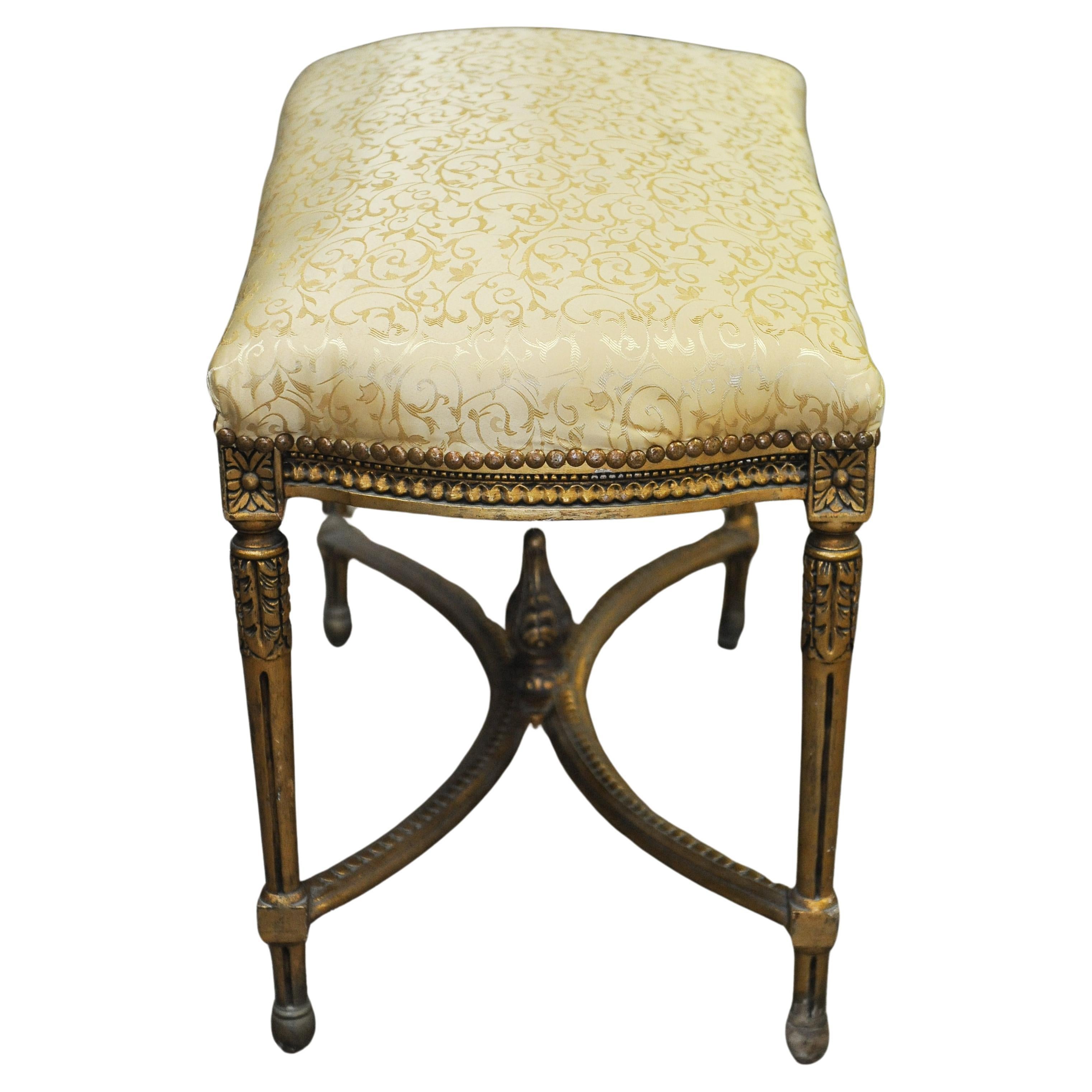 Antike Französisch vergoldet Wood Window Seat mit geschnitzten floralen Motiven & Damast Seide (Vergoldet) im Angebot