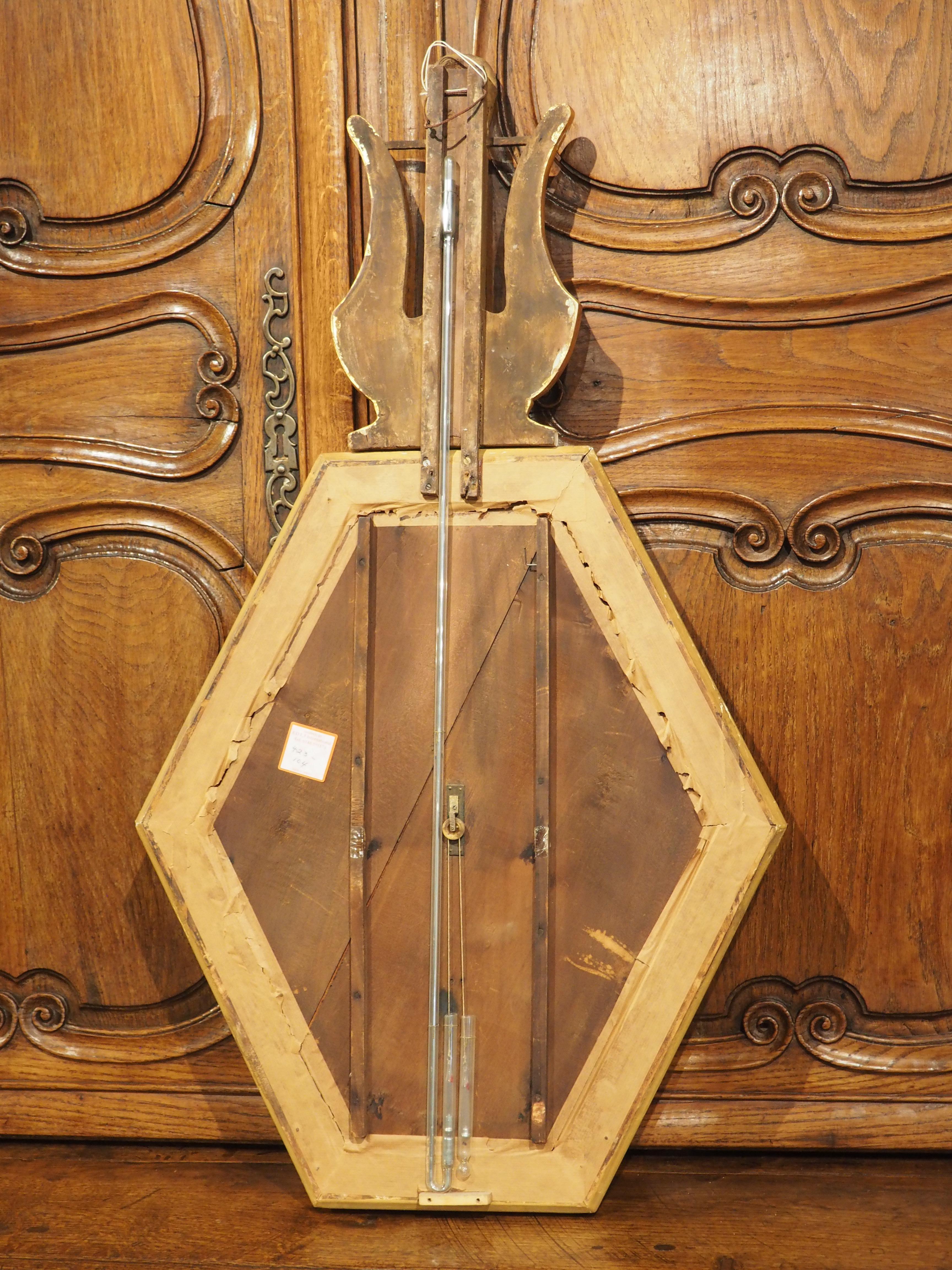 Bien qu'il ait été construit vers 1815 comme instrument scientifique, ce baromètre français en bois doré est d'une grande beauté. Notre baromètre exquis présente une composition unique, avec un cadran hexagonal allongé surmonté d'une lyre stylisée.