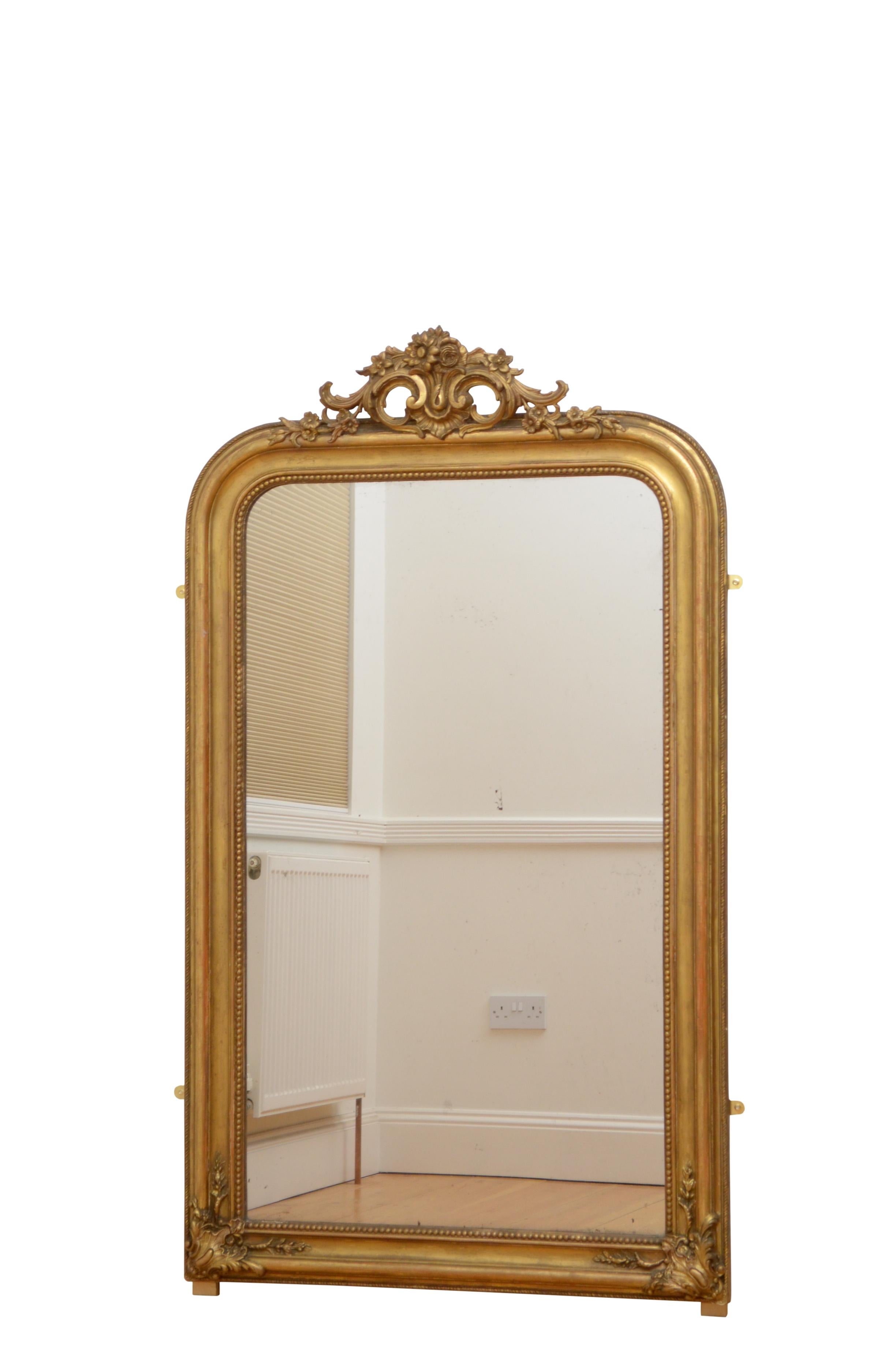 K0490 Atractivo espejo francés antiguo de sobremantel / espejo de consola / espejo de muelle o espejo de pared, con cristal original con el deseable efecto zorro, marco moldurado y con cuentas, cresta floral en el centro y decoración floral en las