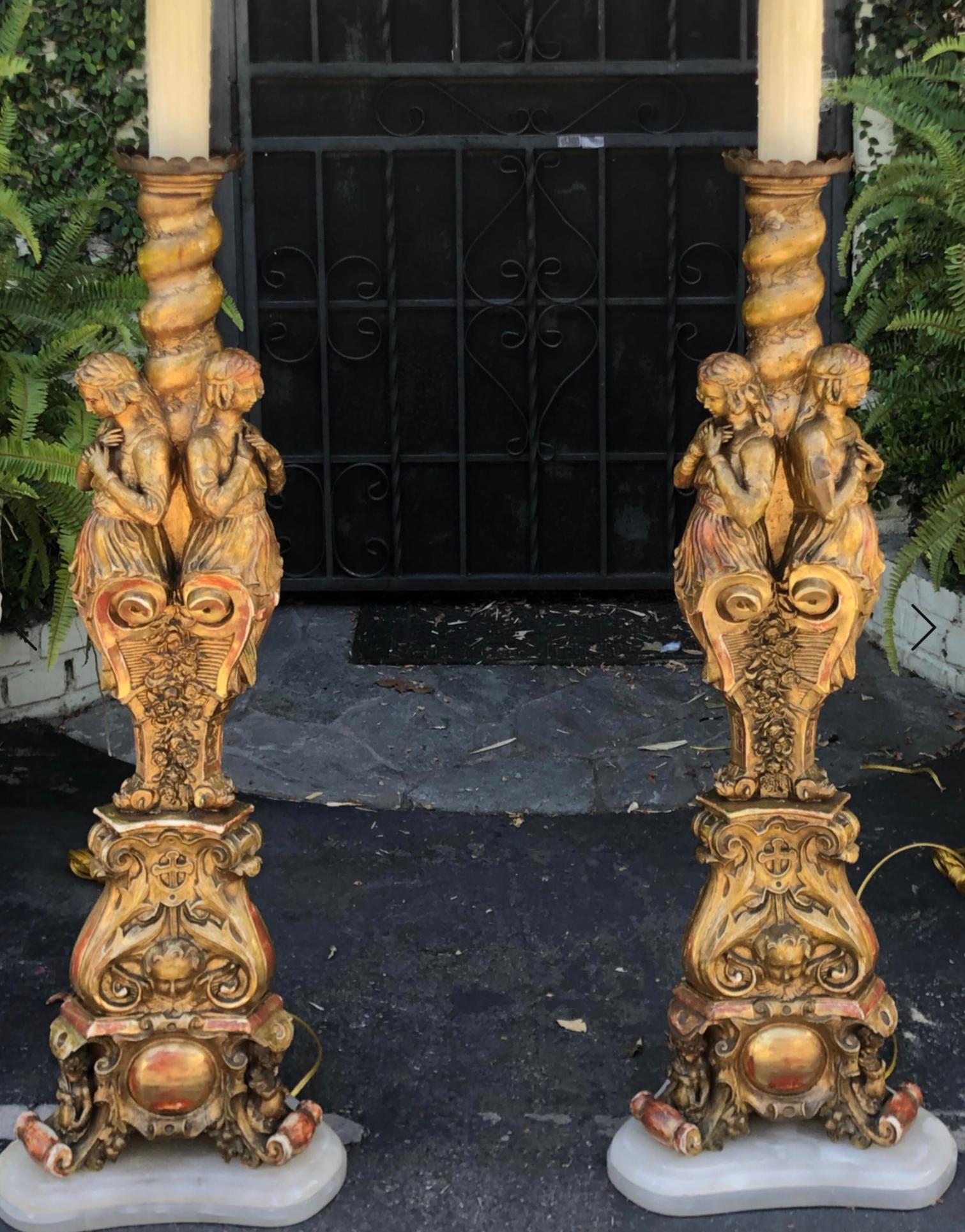 Antike französische figurale Kathedralen-Stehlampen aus vergoldetem Holz, ein Paar im Zustand „Gut“ im Angebot in LOS ANGELES, CA