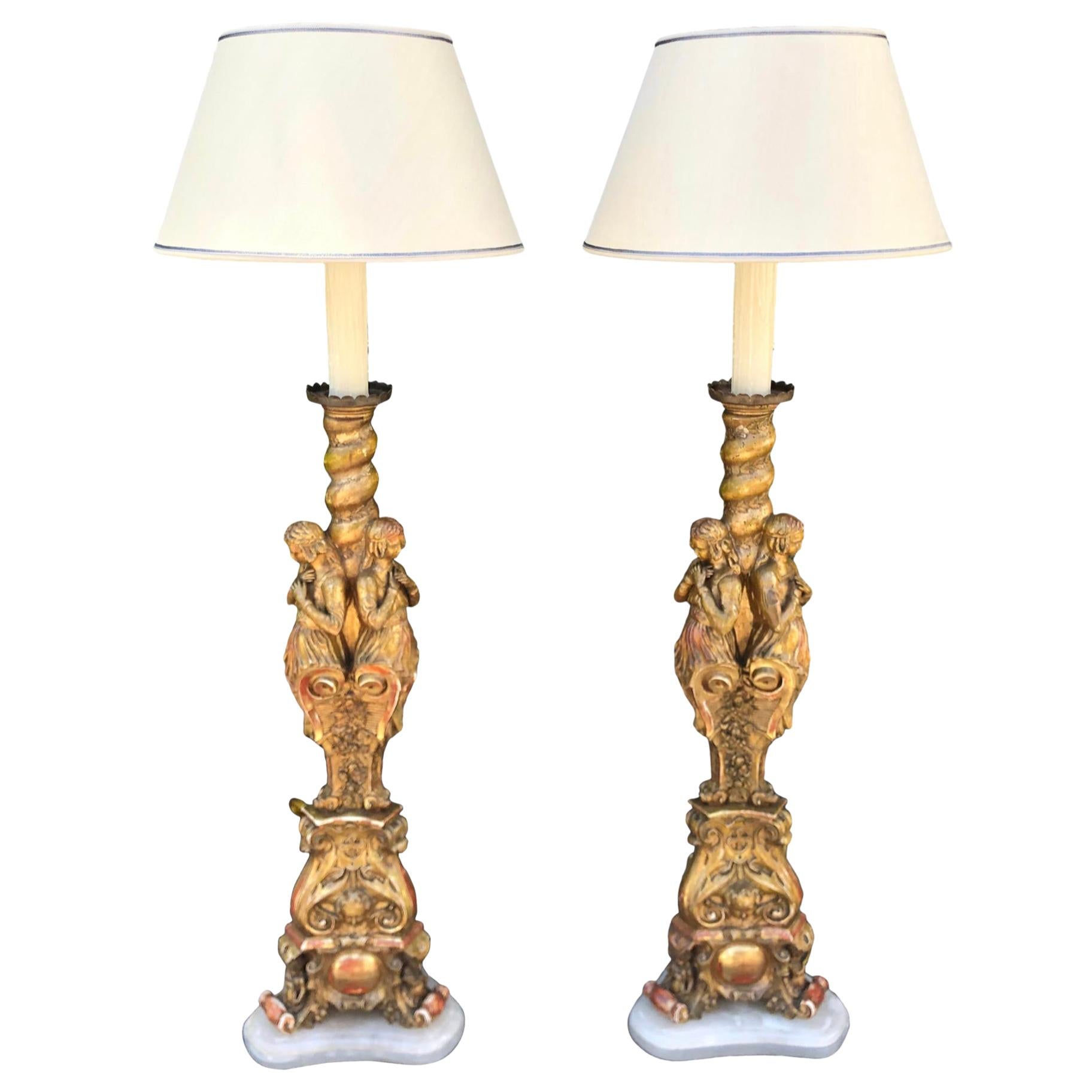 Paire de lampadaires de cathédrales figuratifs en bois doré français anciens, France