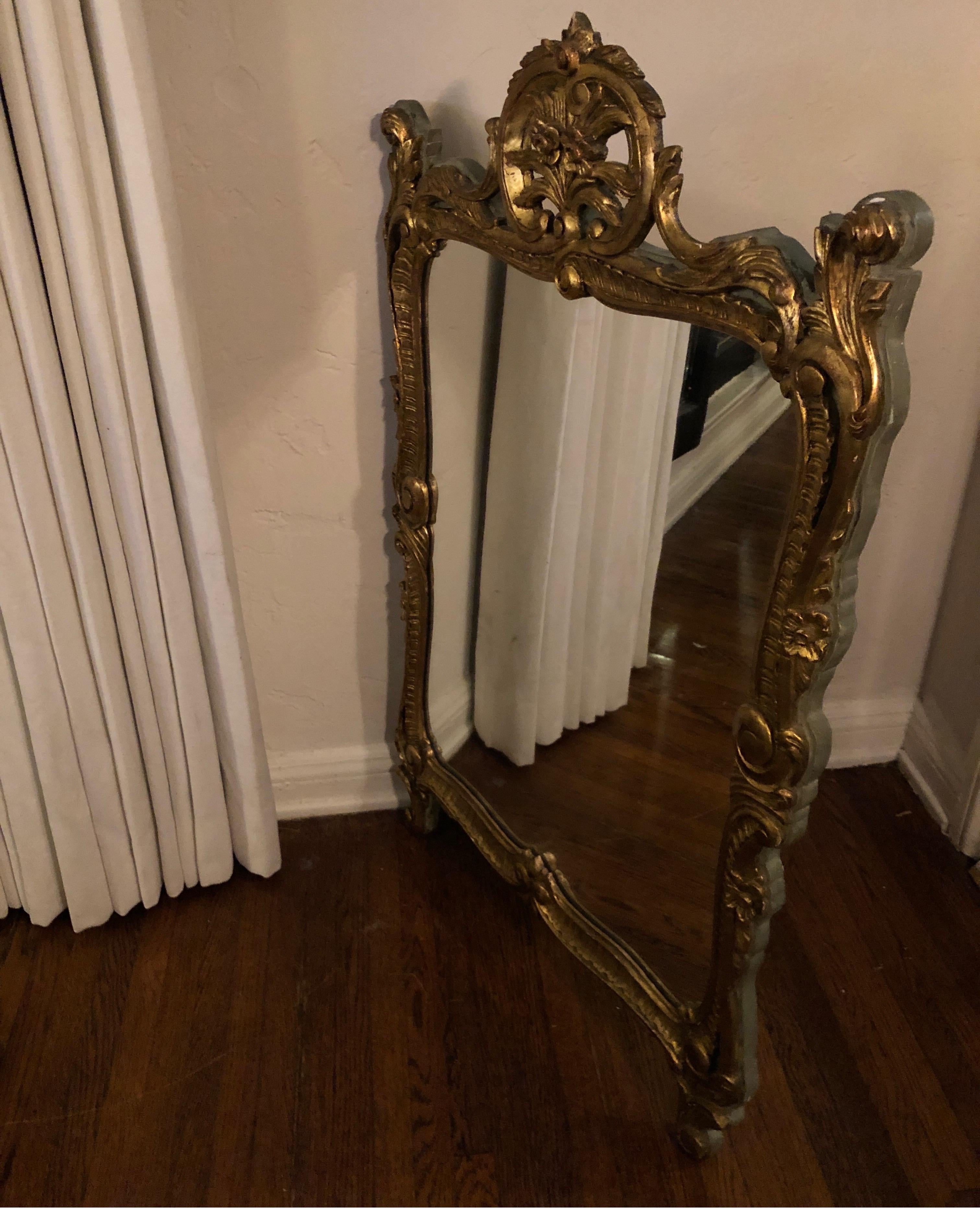 Miroir ancien en bois doré français sculpté de style Louis XVI en vente 9