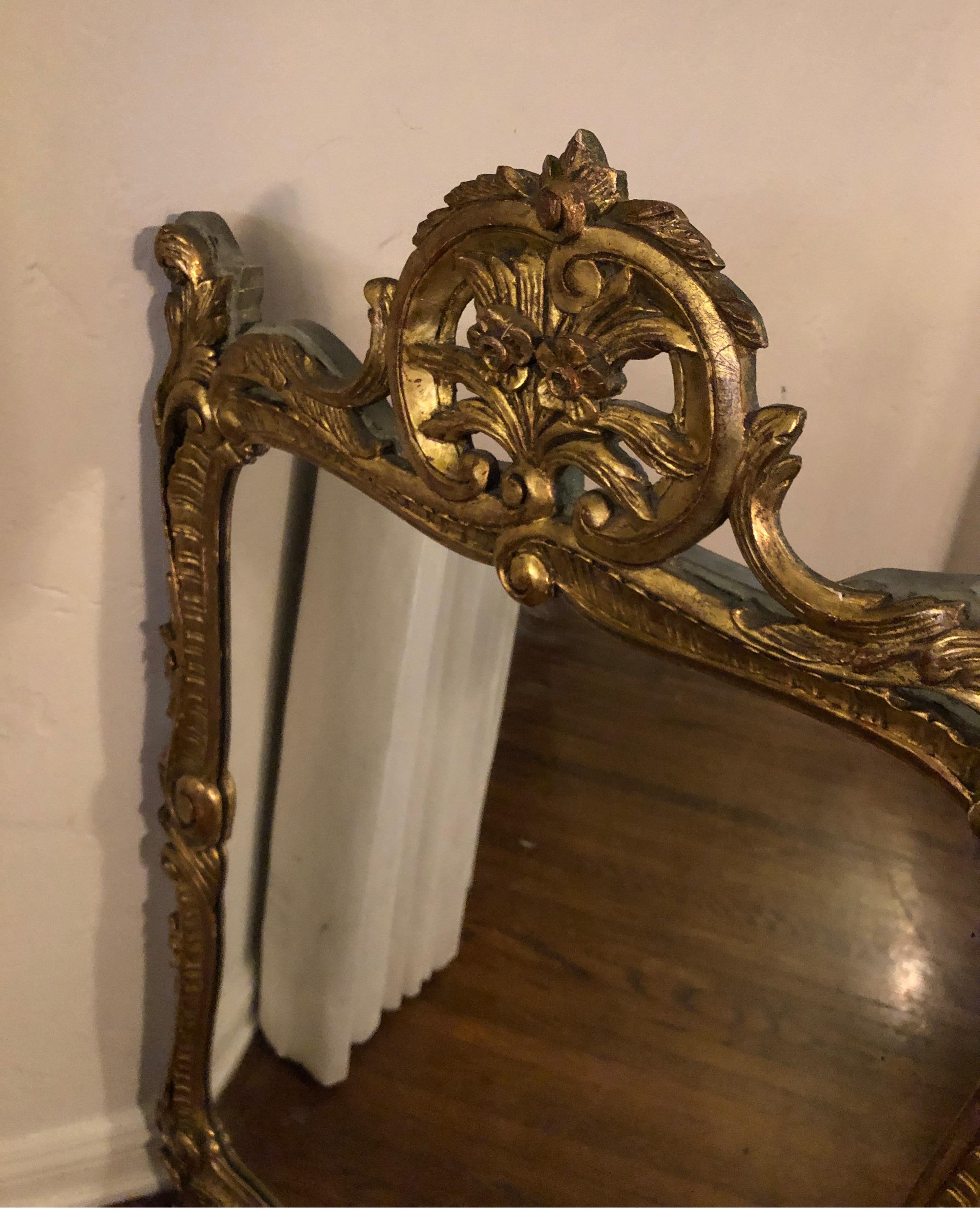 Miroir ancien en bois doré français sculpté de style Louis XVI en vente 10
