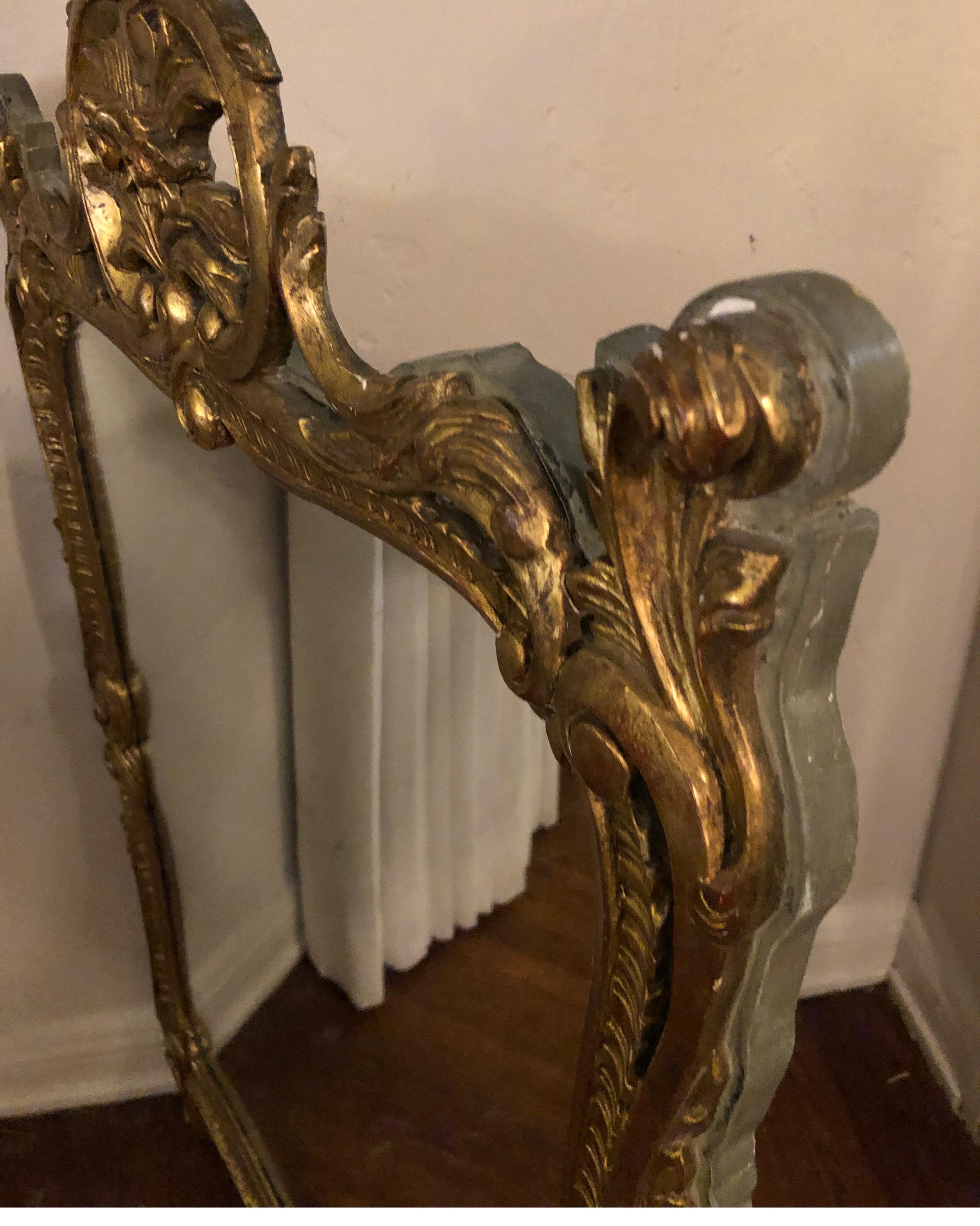 Miroir ancien en bois doré français sculpté de style Louis XVI en vente 11