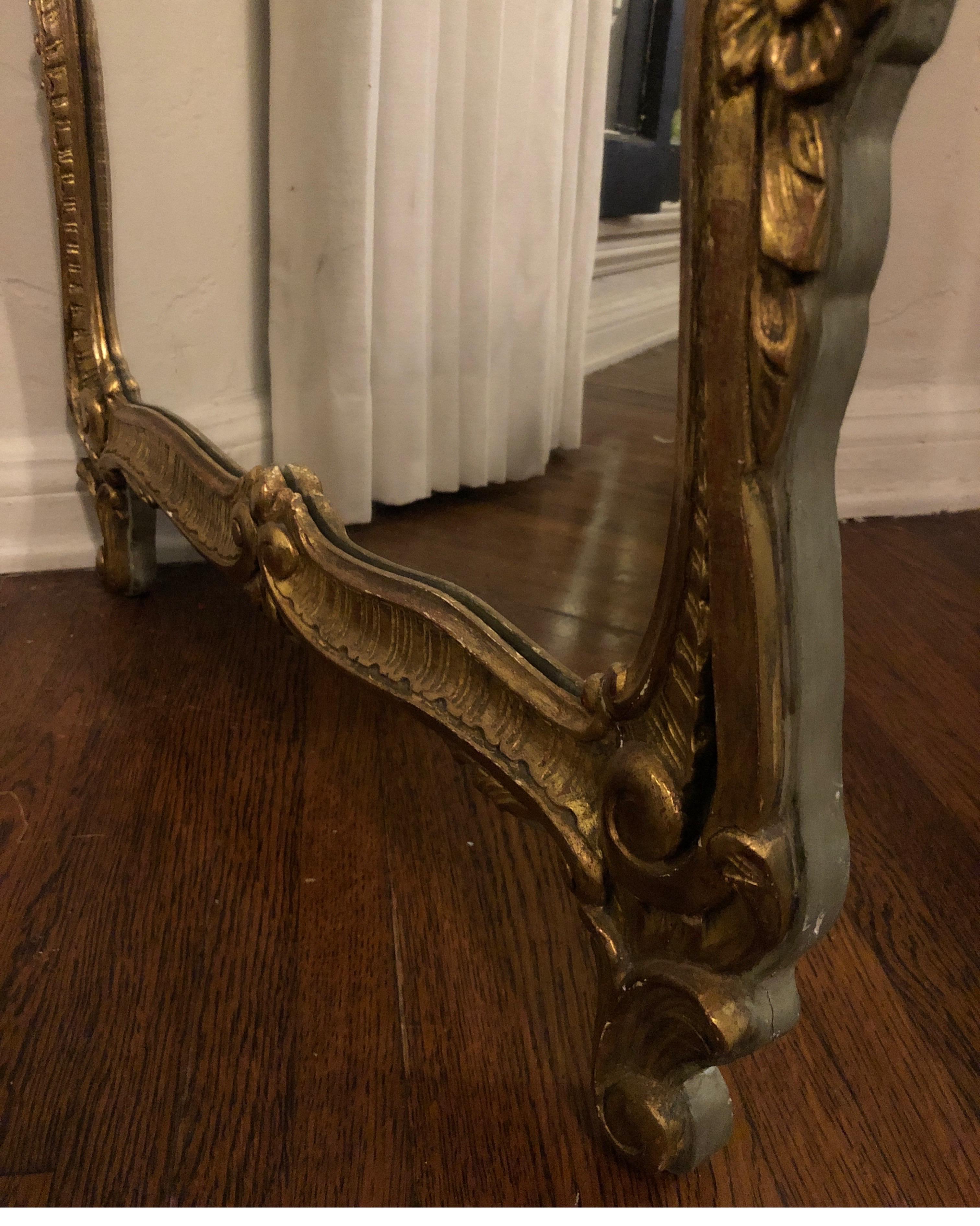 Miroir ancien en bois doré français sculpté de style Louis XVI en vente 12