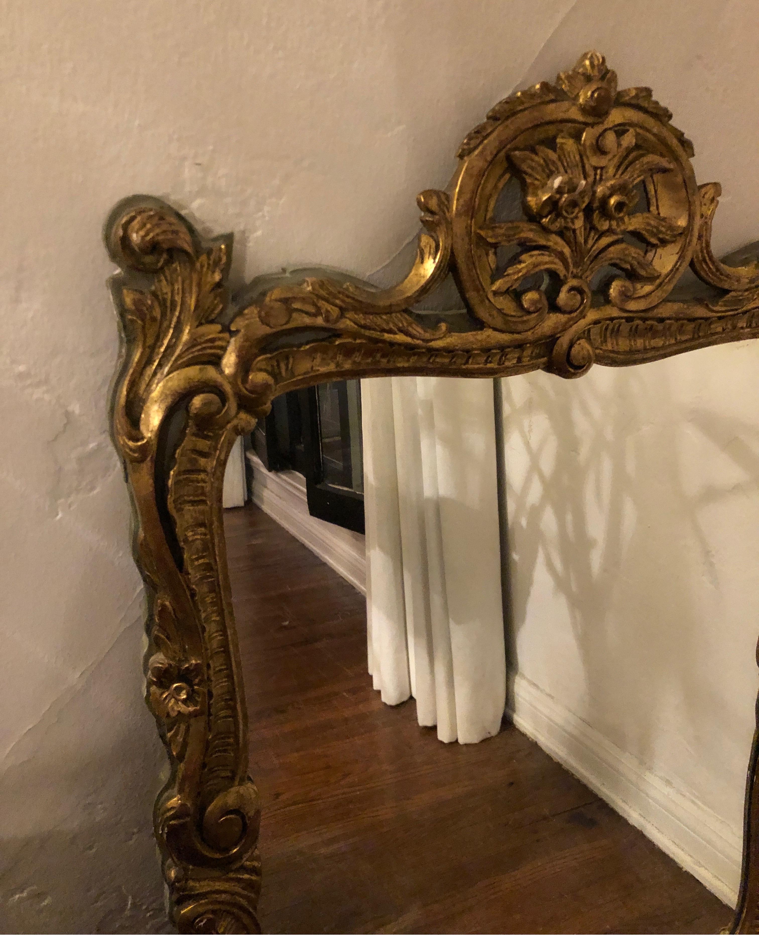 Français Miroir ancien en bois doré français sculpté de style Louis XVI en vente