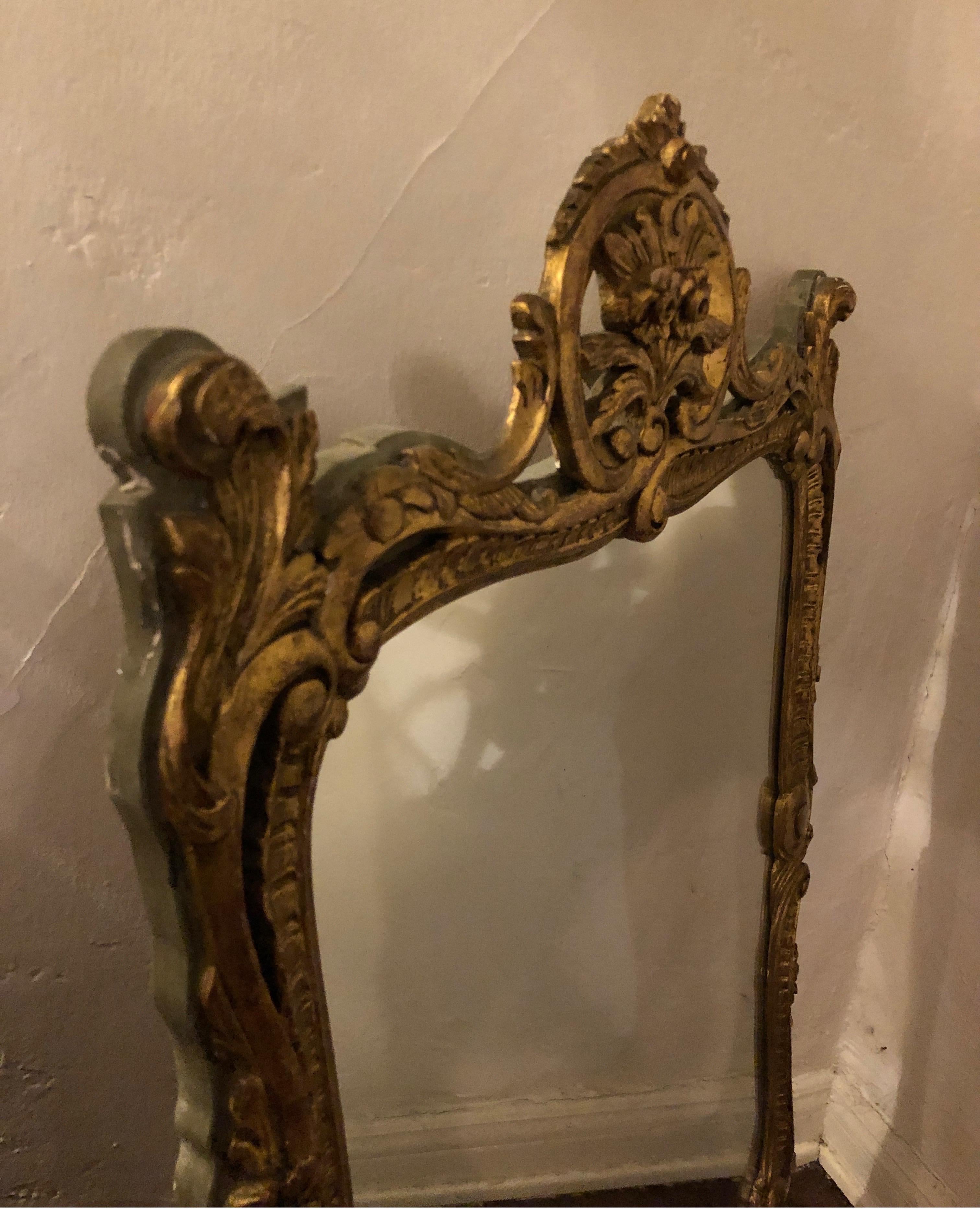 Miroir ancien en bois doré français sculpté de style Louis XVI Bon état - En vente à Los Angeles, CA