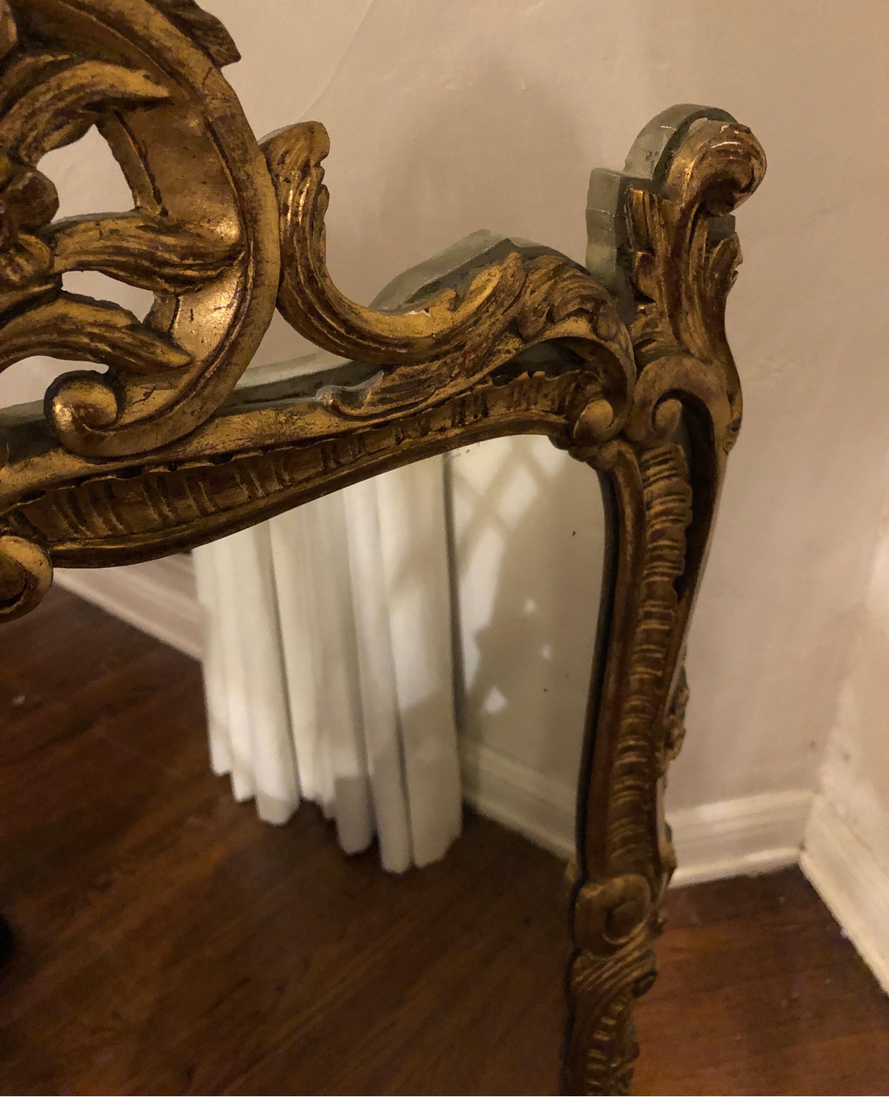 Miroir ancien en bois doré français sculpté de style Louis XVI en vente 1