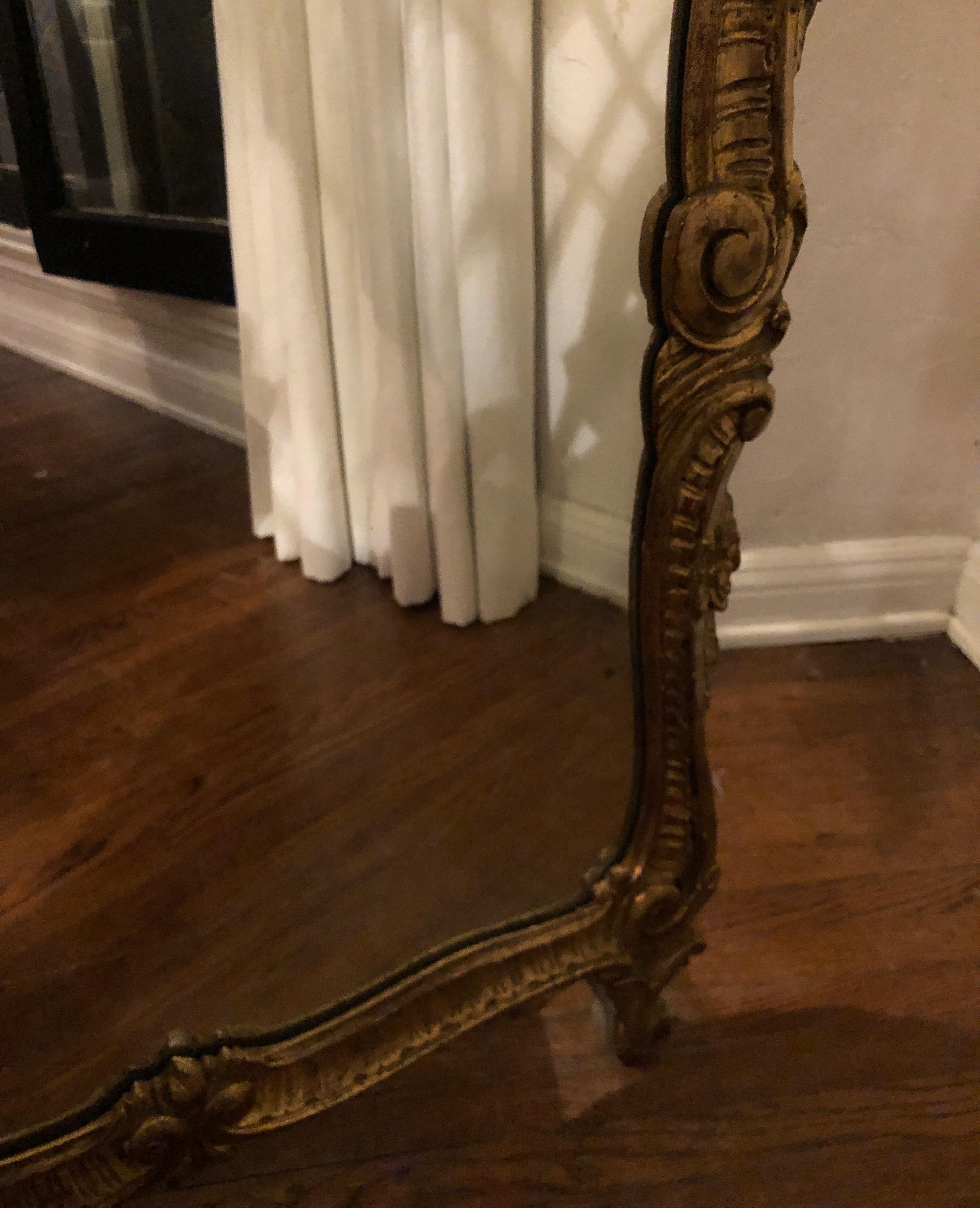 Miroir ancien en bois doré français sculpté de style Louis XVI en vente 2