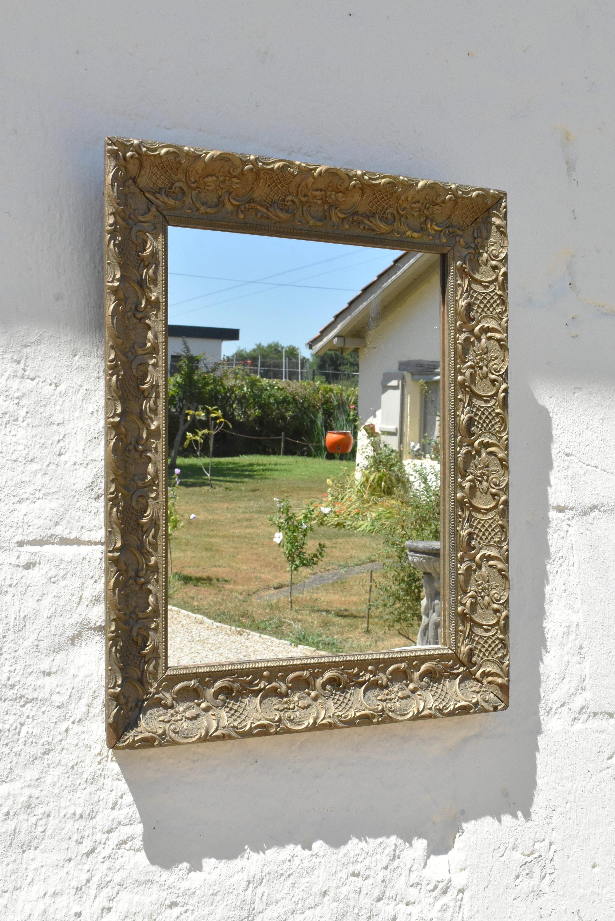 Antique French Giltwood Mirror - Specchio in legno dorato del XIX secolo

Questo specchio altamente decorativo presenta profonde modanature in rilievo con foglie d'acanto e motivi floreali su una cornice curva verso l'esterno.

La finitura dorata