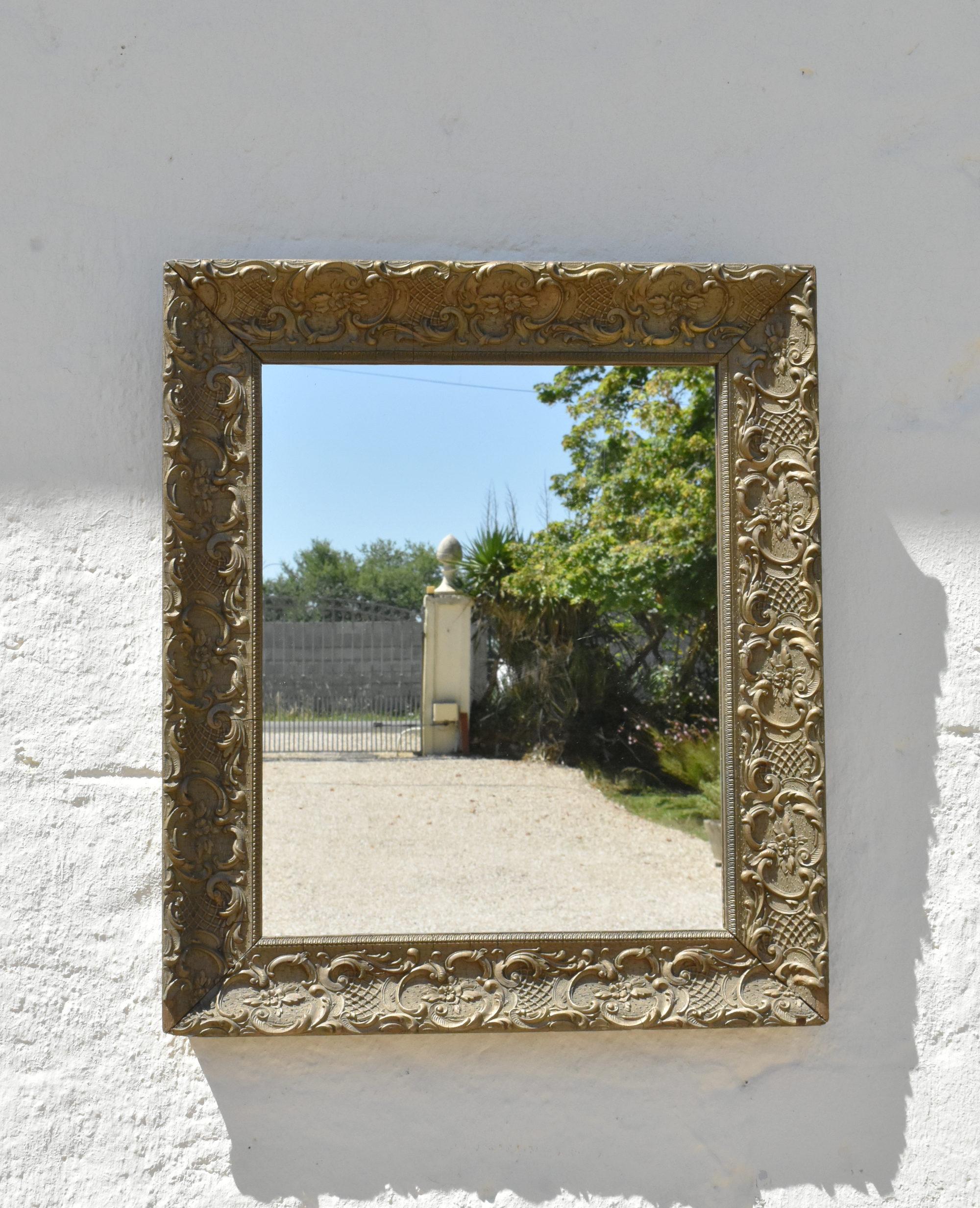 Dorato Antique French Giltwood Mirror - Specchio in legno dorato del XIX secolo in vendita