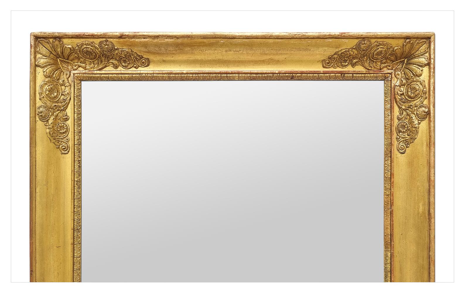 Antiker französischer Spiegel aus vergoldetem Holz, Empire-Periode, um 1810 (Französisch) im Angebot