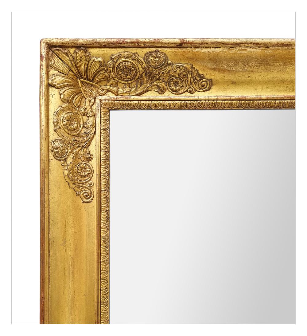 Antiker französischer Spiegel aus vergoldetem Holz, Empire-Periode, um 1810 (Vergoldet) im Angebot