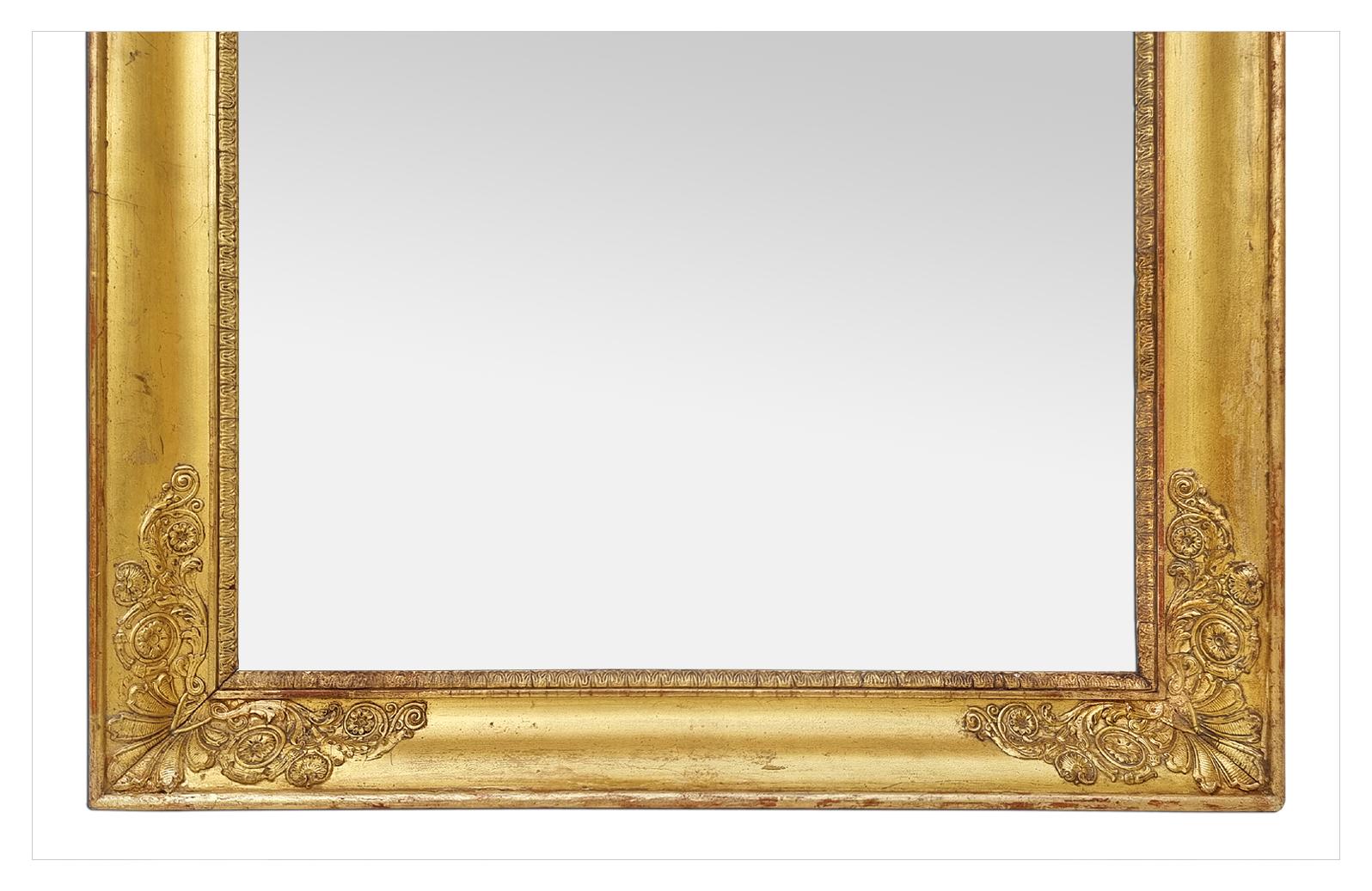 Antiker französischer Spiegel aus vergoldetem Holz, Empire-Periode, um 1810 im Zustand „Gut“ im Angebot in Paris, FR