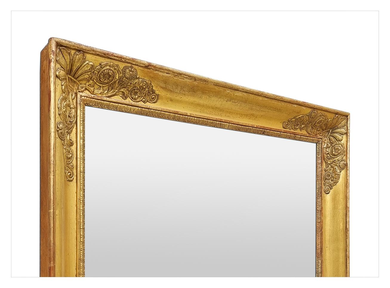 Antiker französischer Spiegel aus vergoldetem Holz, Empire-Periode, um 1810 (Frühes 19. Jahrhundert) im Angebot