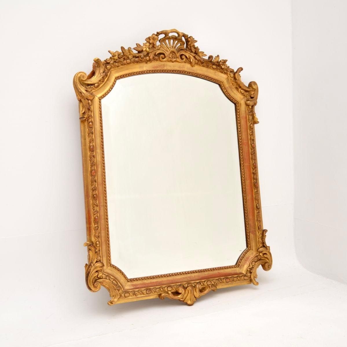 Un miroir ancien en bois doré, datant des années 1860-1880, est absolument magnifique et extrêmement bien fait.

La qualité est exceptionnelle, ce meuble est fabriqué à partir d'un mélange de bois massif et de gesso, avec une magnifique finition