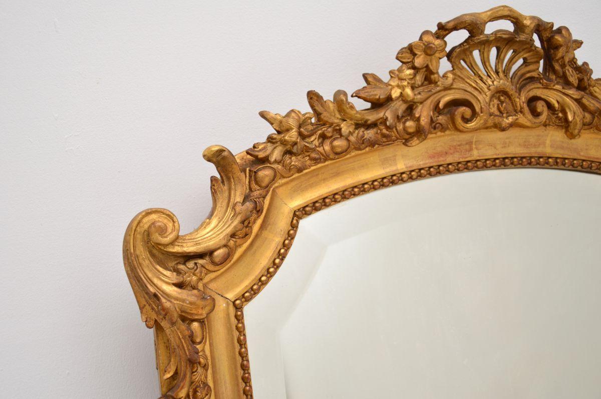 Français Miroir ancien en bois doré en vente