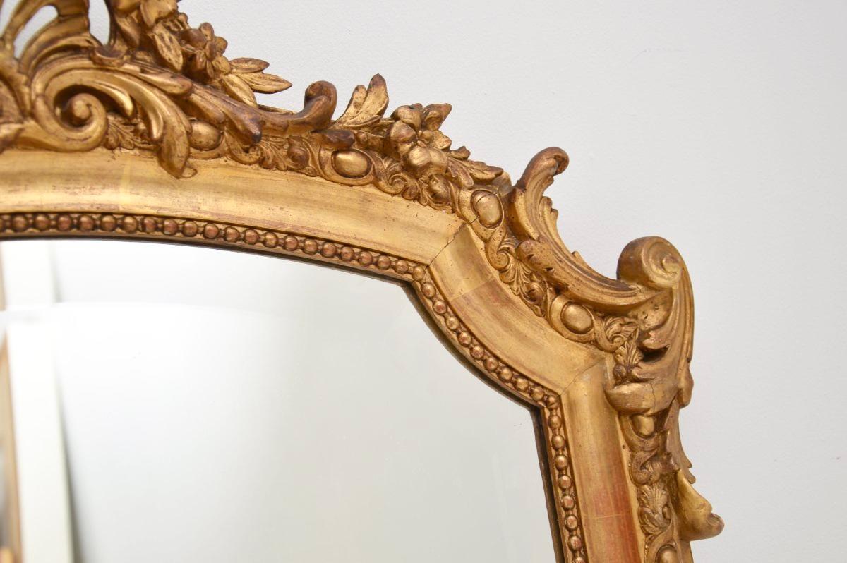 Milieu du XIXe siècle Miroir ancien en bois doré en vente