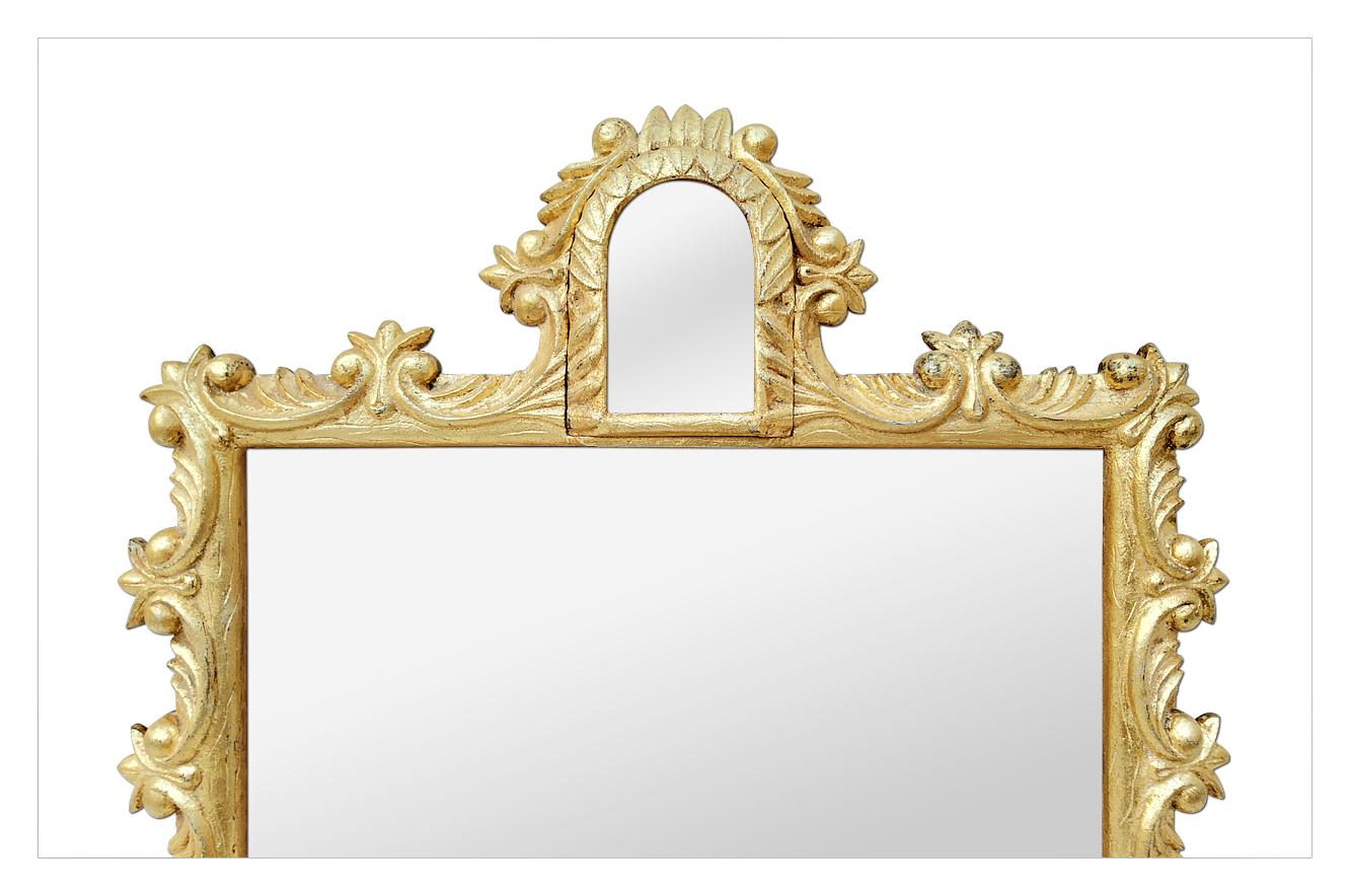 Antiker französischer Spiegel aus vergoldetem Holz im Rokoko-Stil, um 1930 (Französisch) im Angebot