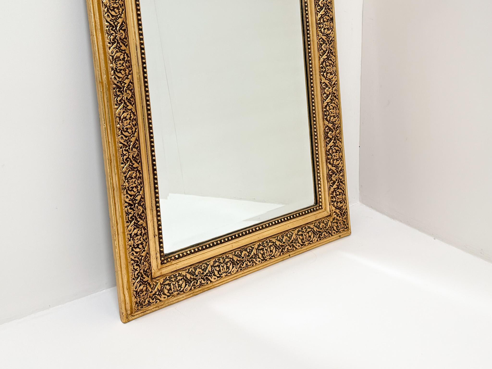 Francese Antique Mirror francese in legno dorato con uccello e cresta d'alloro - XIX secolo in vendita