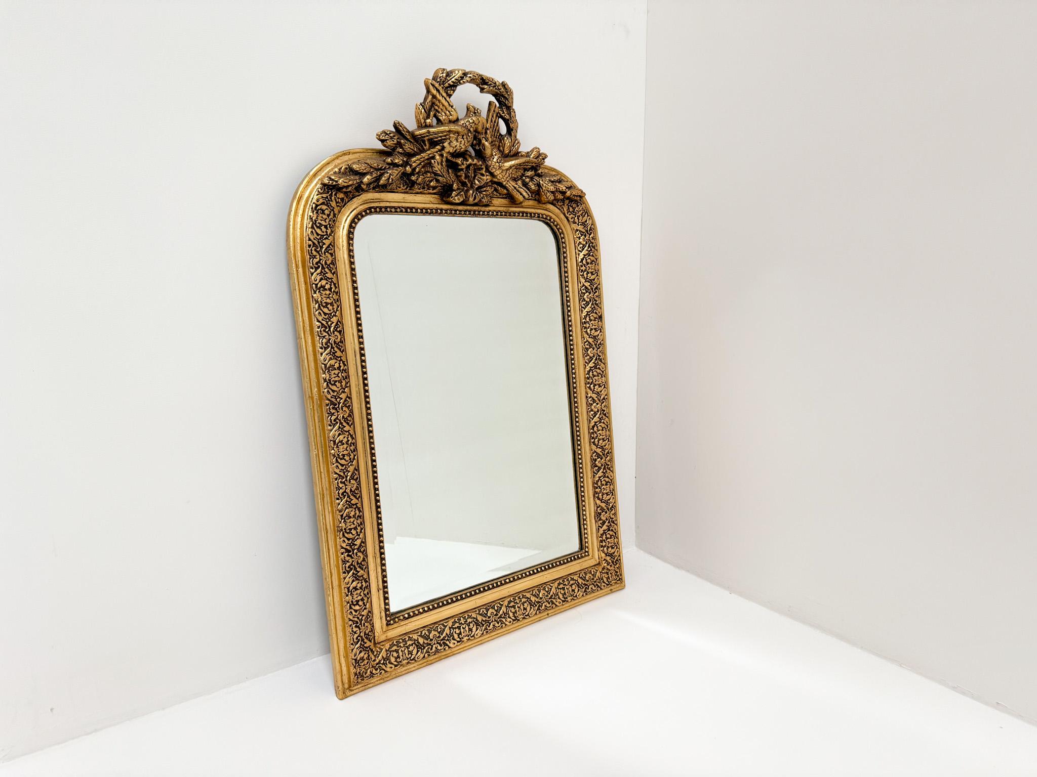 Inizio XX secolo Antique Mirror francese in legno dorato con uccello e cresta d'alloro - XIX secolo in vendita