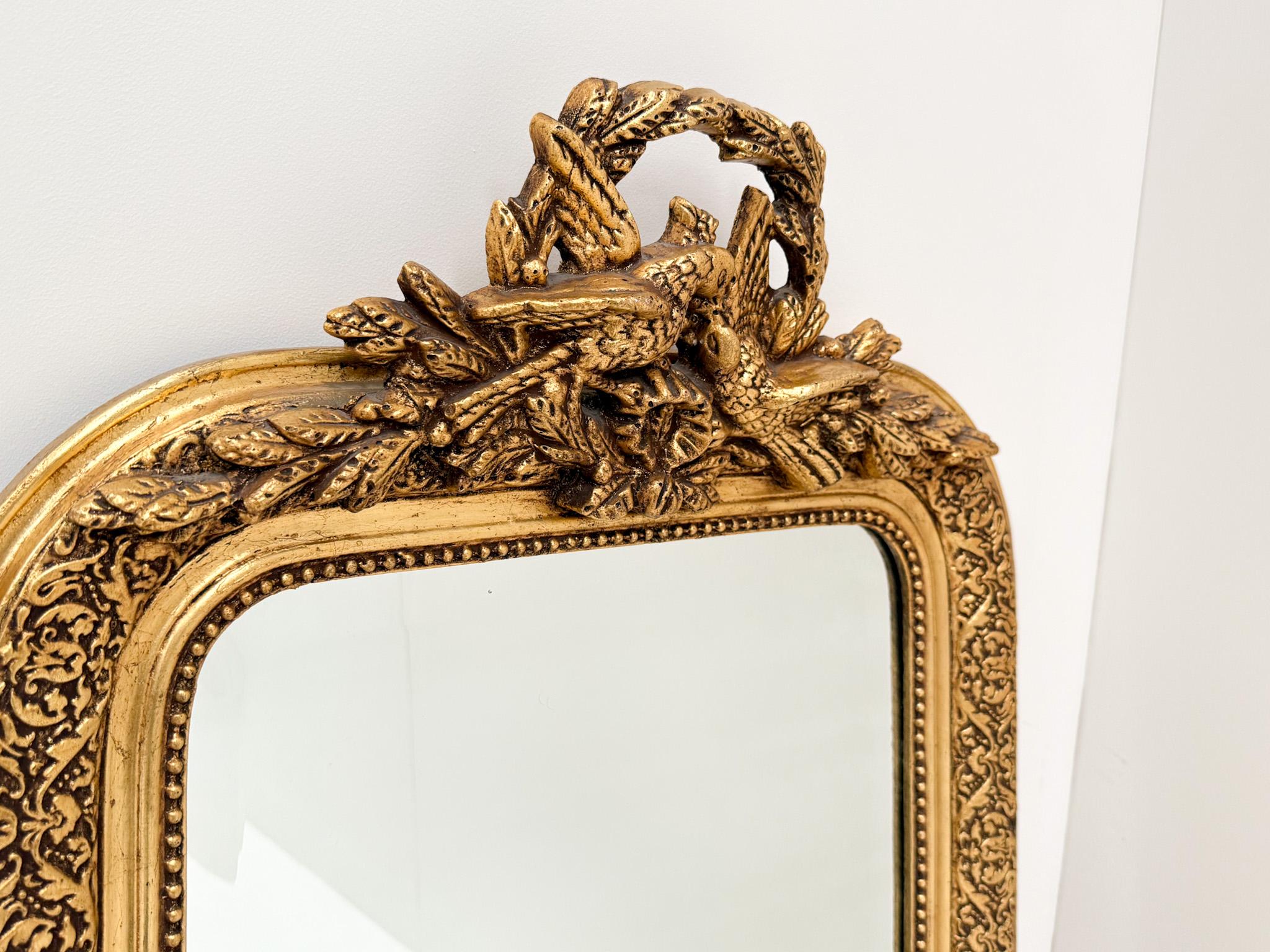 Vetro Antique Mirror francese in legno dorato con uccello e cresta d'alloro - XIX secolo in vendita