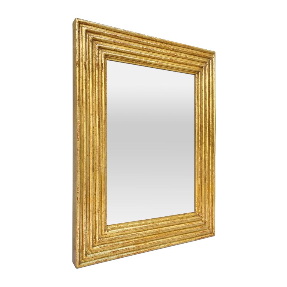 Miroir français ancien en bois sculpté et doré avec des cannelures convexes. Dorure à la feuille patinée. Le cadre antique mesure la largeur  8,5 cm / 3,34 in. Miroir en verre moderne. Dos en bois.
