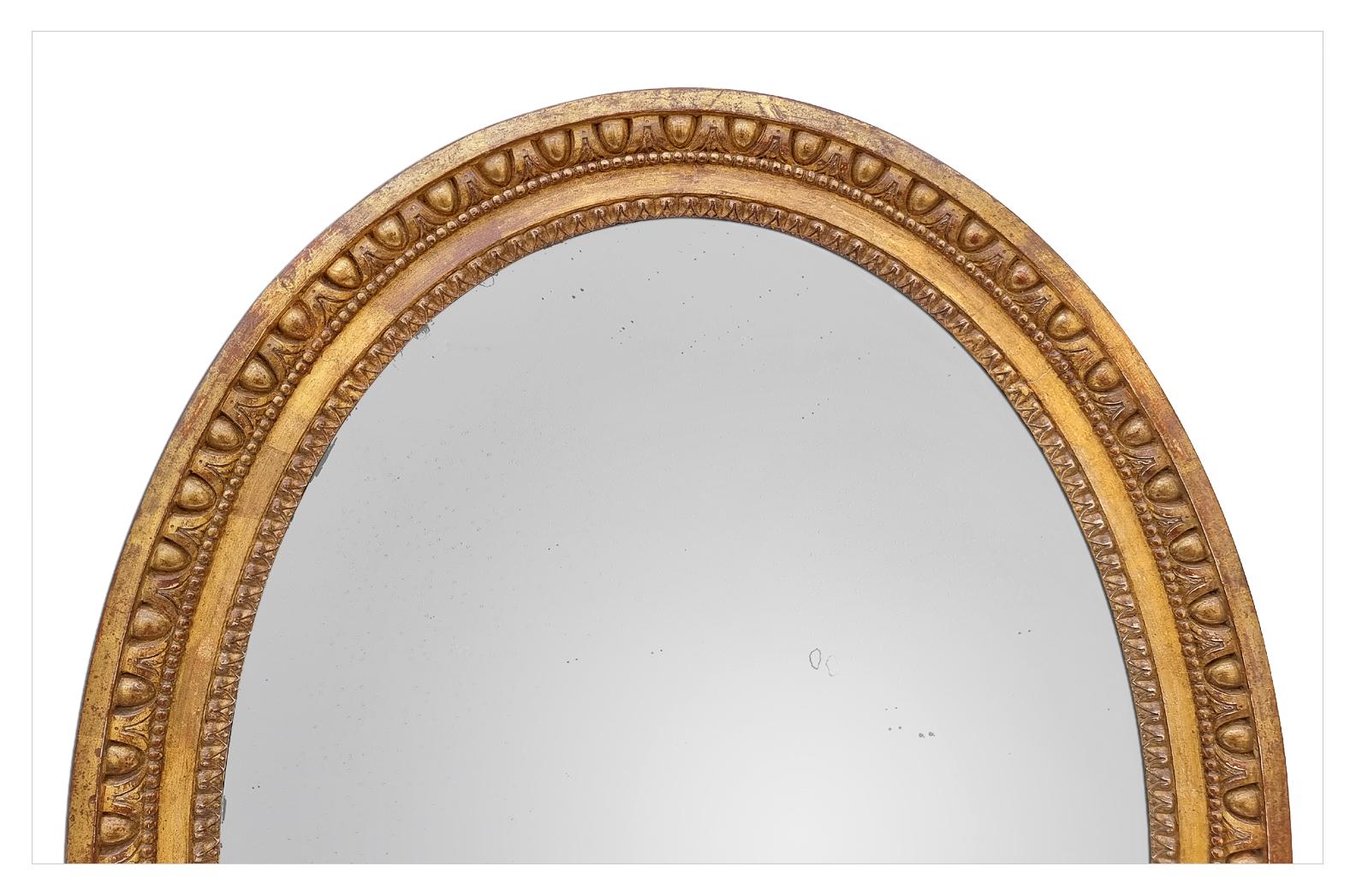 Antiker französischer ovaler Spiegel aus vergoldetem Holz, Louis-XVI-Periode, um 1780 (Louis XVI.) im Angebot