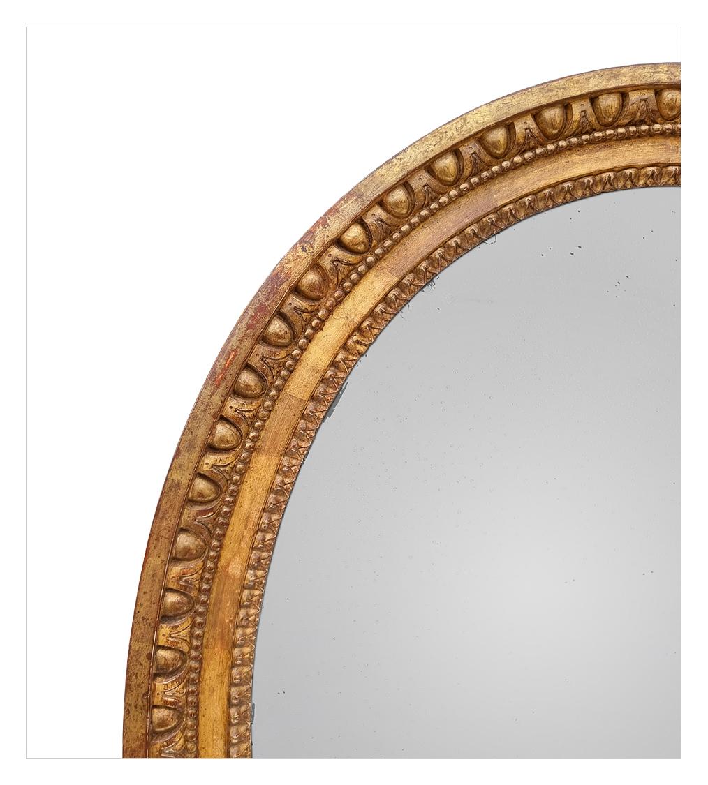 Antiker französischer ovaler Spiegel aus vergoldetem Holz, Louis-XVI-Periode, um 1780 (Französisch) im Angebot
