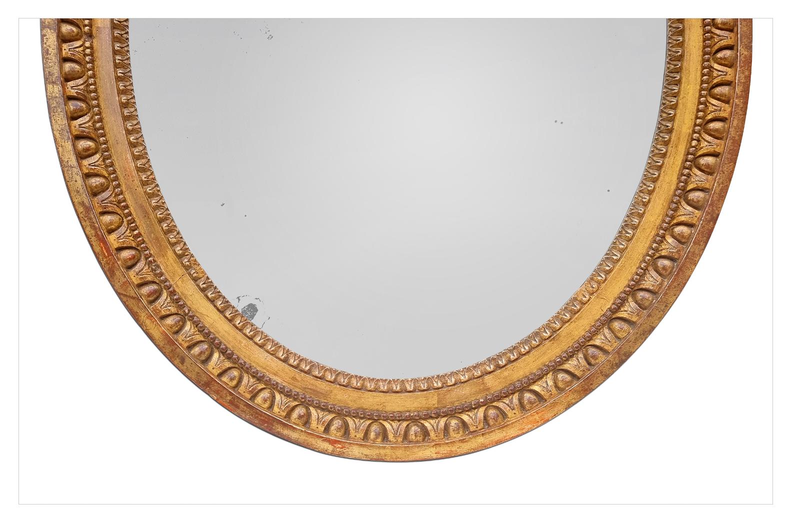 Antiker französischer ovaler Spiegel aus vergoldetem Holz, Louis-XVI-Periode, um 1780 im Zustand „Gut“ im Angebot in Paris, FR