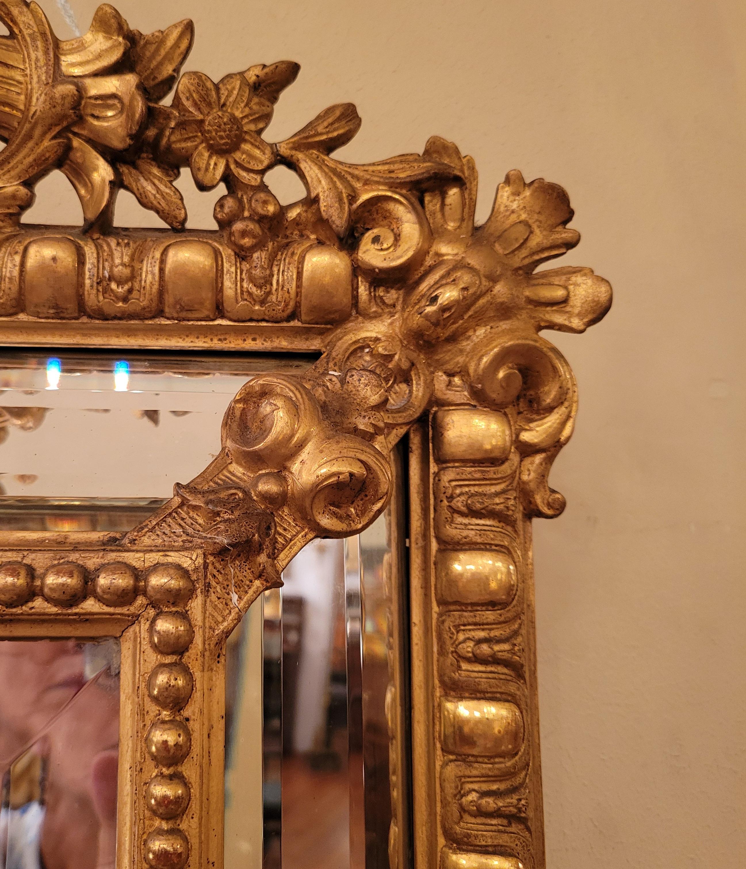 Français Ancien miroir français à panneaux en bois doré avec perlage, vers 1880. en vente