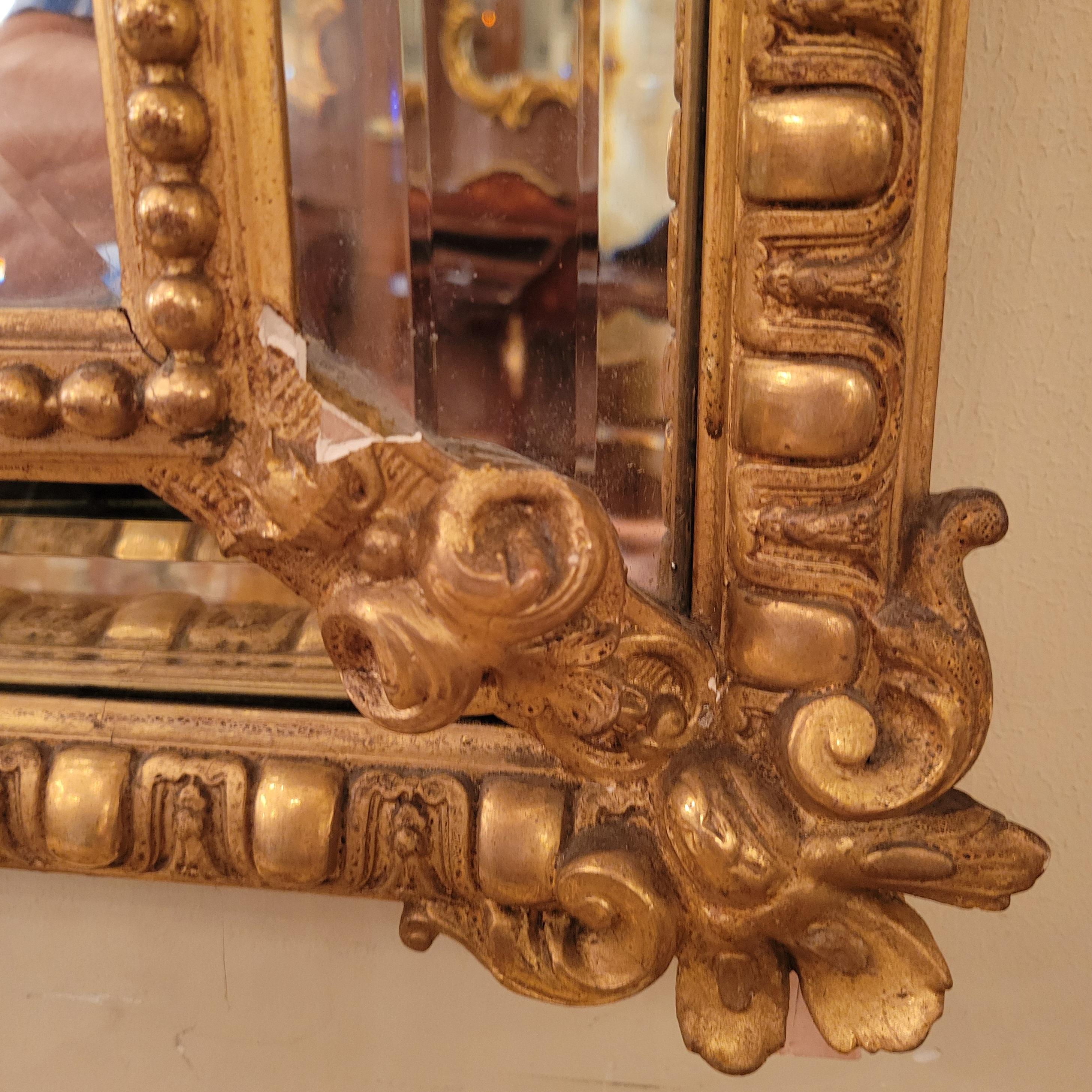 Biseauté Ancien miroir français à panneaux en bois doré avec perlage, vers 1880. en vente