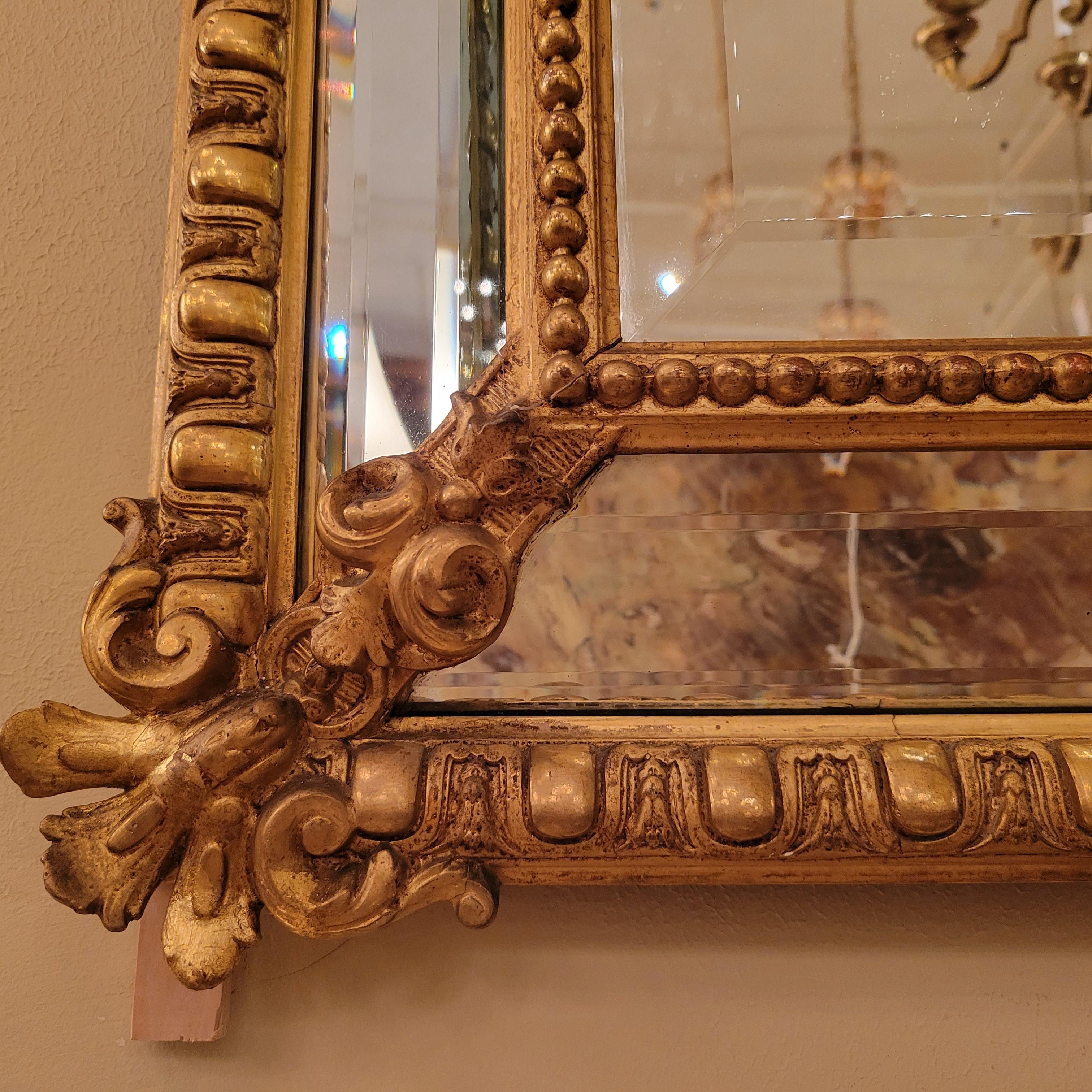Ancien miroir français à panneaux en bois doré avec perlage, vers 1880. Bon état - En vente à New Orleans, LA